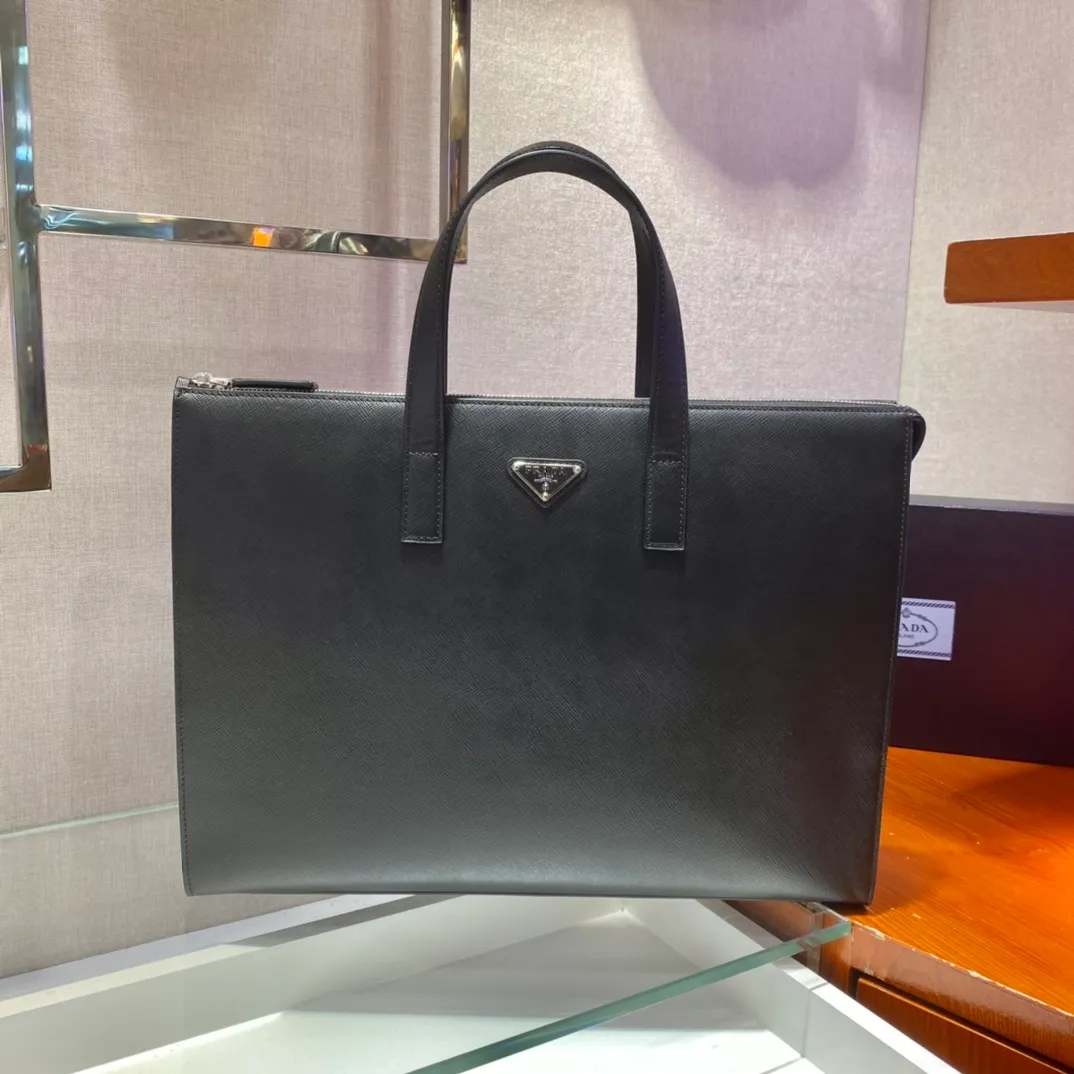 💰1960🎉New Briefcase🎉2VG039🎉🎉 This simple tote bag combines modernism and classicism. It is decorated with a triangular logo and imported cross patterns, which has a striking brand style. Simple and elegant, men, hurry up and get it, it is another popular style that will never go out of style🎉🎉 Length 40x Height 40x Bottom 9cm
