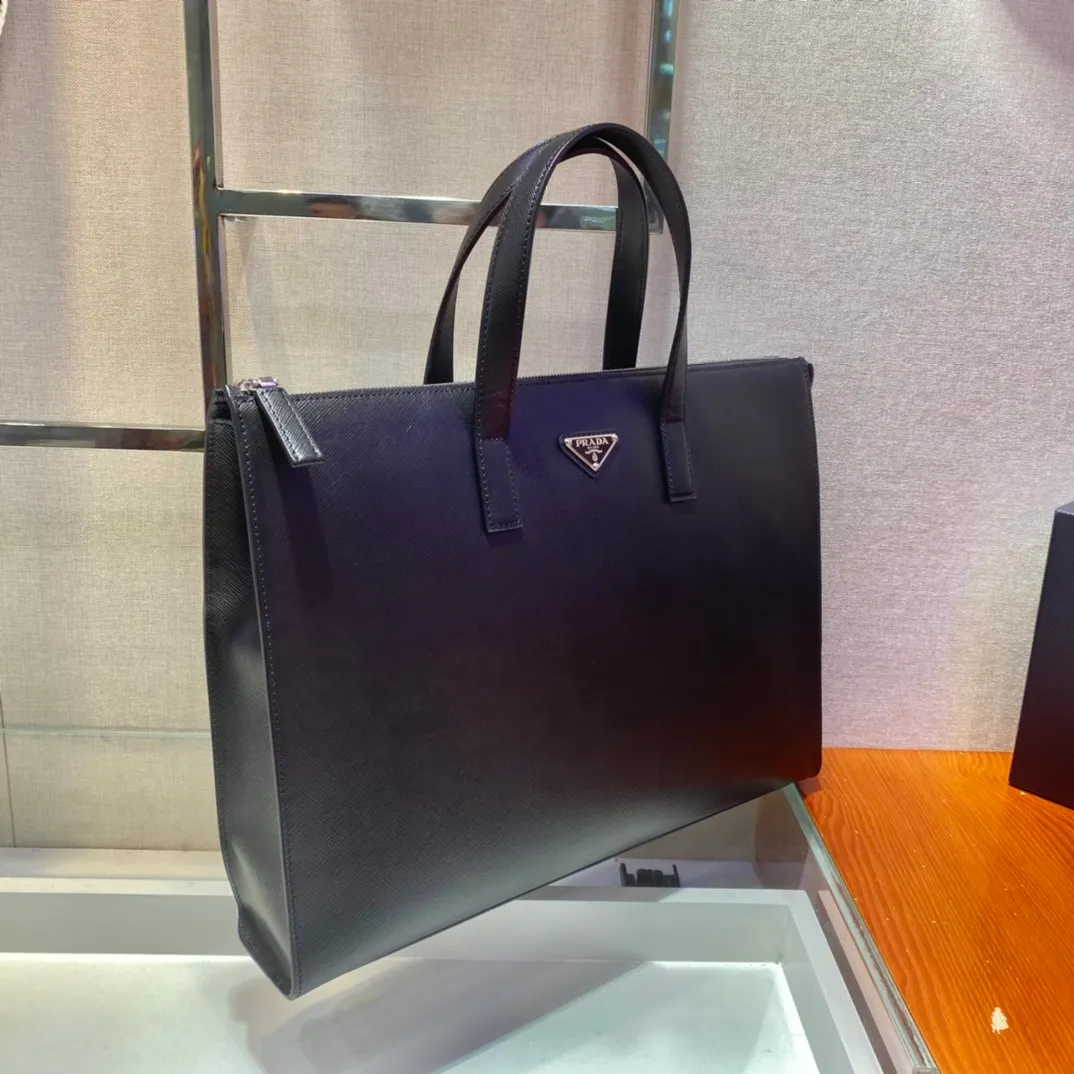 💰1960🎉New Briefcase🎉2VG039🎉🎉 This simple tote bag combines modernism and classicism. It is decorated with a triangular logo and imported cross patterns, which has a striking brand style. Simple and elegant, men, hurry up and get it, it is another popular style that will never go out of style🎉🎉 Length 40x Height 40x Bottom 9cm