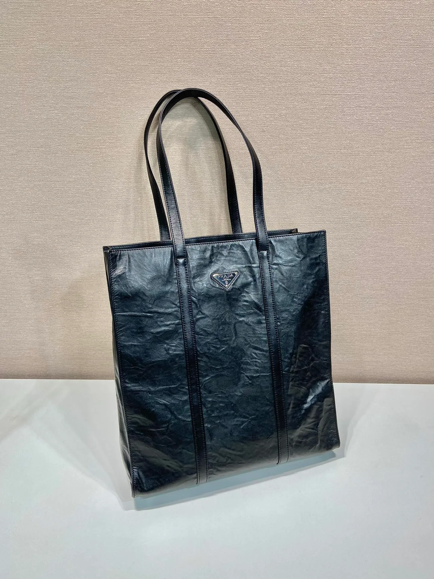 💰2040🎉New Tote Bag🎉1BG587 Large🎉🎉 This casual style tote bag is made of natural textured glossy soft sheepskin. The hand-draped effect contrasts sharply with the concept of precise construction, reinterpreting unrestrained everyday objects. It has a very large capacity, is lightweight and practical, has a cool and handsome upper body effect, and is suitable for both men and women. If you like babies, hurry up and get it🎉🎉 Length 36x Height 39x Bottom 13cm