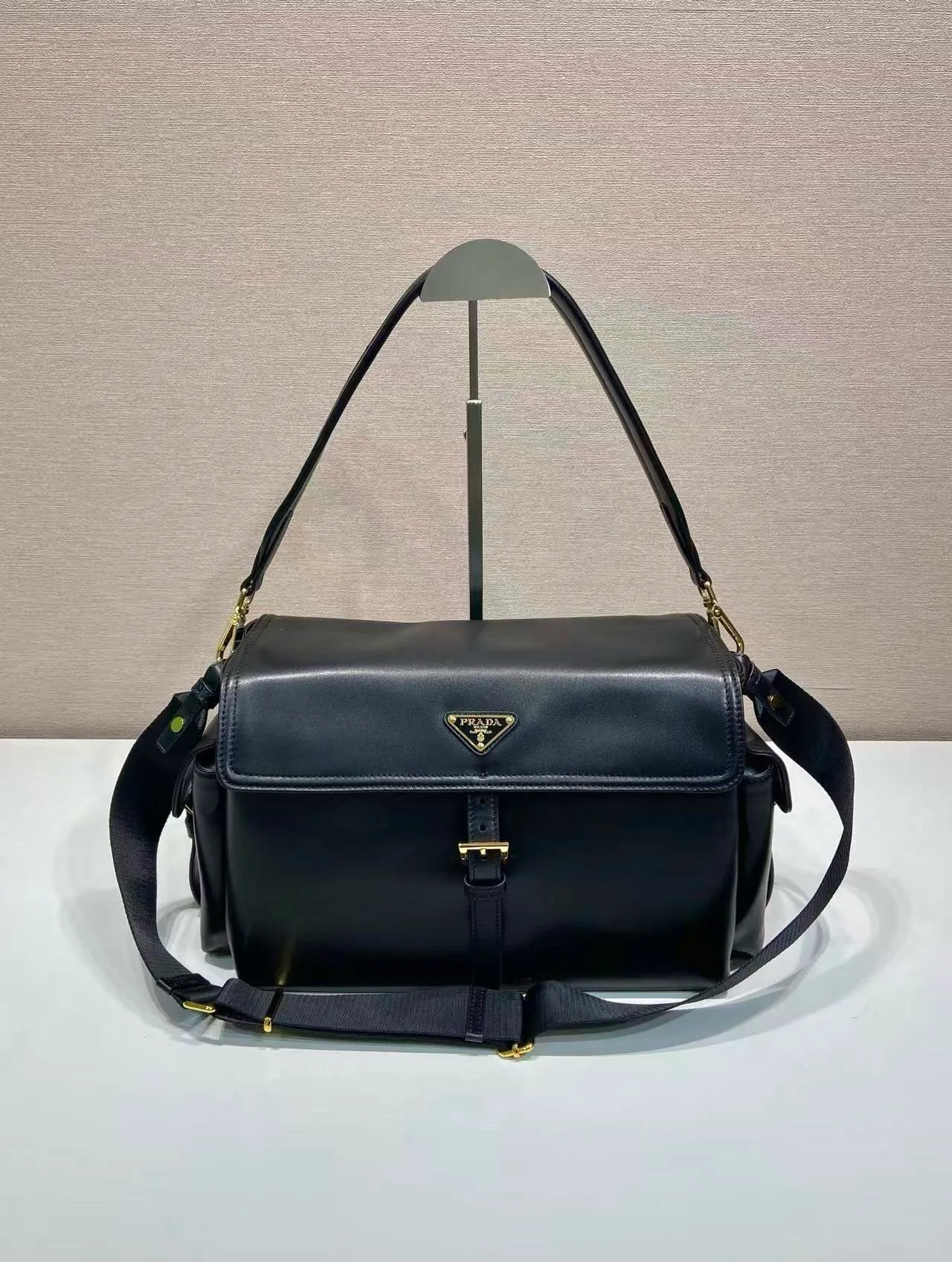 💰1900🎉New messenger bag🎉1BD391 large sheepskin💰🎉 This handbag perfectly combines sophistication and functionality. It is made of imported sheepskin with a soft outline and multiple pockets. Combining sporty and versatile elements, the lightweight and practical design features an enameled triangle metal logo and leather details. Equipped with 2 detachable shoulder straps, it has a large capacity and is perfect. It is also a popular style that will never go out of style. The large size is suitable for both men and women, so hurry up and get it🎉🎉 Length 37.5x Height 19x Bottom 12cm🎉🎉🎉💰💰💰
