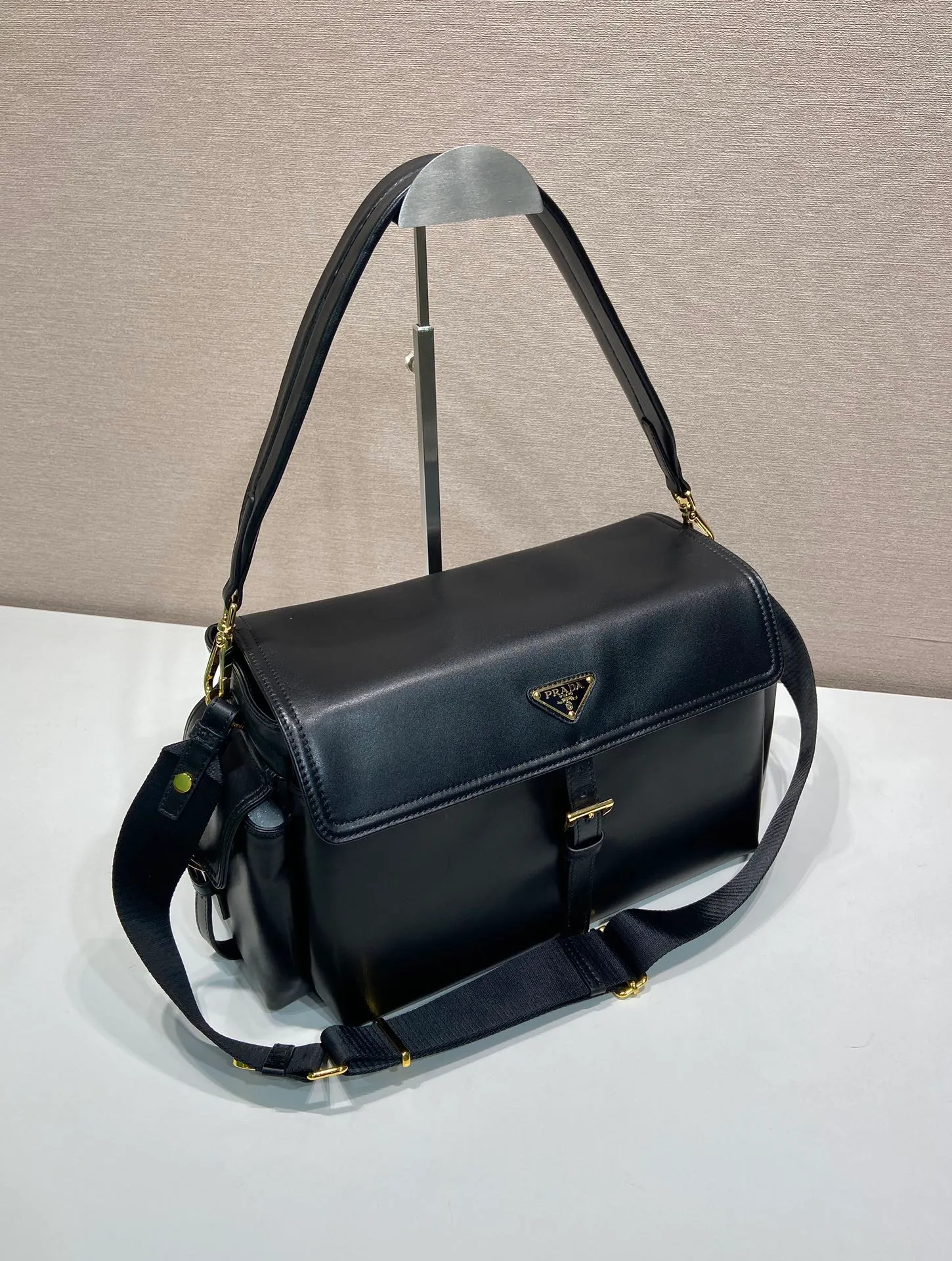 💰1900🎉New messenger bag🎉1BD391 large sheepskin💰🎉 This handbag perfectly combines sophistication and functionality. It is made of imported sheepskin with a soft outline and multiple pockets. Combining sporty and versatile elements, the lightweight and practical design features an enameled triangle metal logo and leather details. Equipped with 2 detachable shoulder straps, it has a large capacity and is perfect. It is also a popular style that will never go out of style. The large size is suitable for both men and women, so hurry up and get it🎉🎉 Length 37.5x Height 19x Bottom 12cm🎉🎉🎉💰💰💰