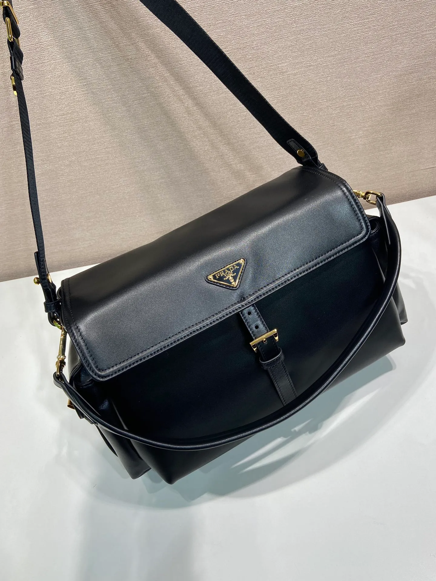 💰1900🎉New messenger bag🎉1BD391 large sheepskin💰🎉 This handbag perfectly combines sophistication and functionality. It is made of imported sheepskin with a soft outline and multiple pockets. Combining sporty and versatile elements, the lightweight and practical design features an enameled triangle metal logo and leather details. Equipped with 2 detachable shoulder straps, it has a large capacity and is perfect. It is also a popular style that will never go out of style. The large size is suitable for both men and women, so hurry up and get it🎉🎉 Length 37.5x Height 19x Bottom 12cm🎉🎉🎉💰💰💰