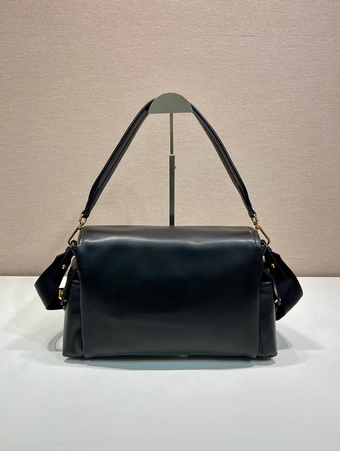 💰1900🎉New messenger bag🎉1BD391 large sheepskin💰🎉 This handbag perfectly combines sophistication and functionality. It is made of imported sheepskin with a soft outline and multiple pockets. Combining sporty and versatile elements, the lightweight and practical design features an enameled triangle metal logo and leather details. Equipped with 2 detachable shoulder straps, it has a large capacity and is perfect. It is also a popular style that will never go out of style. The large size is suitable for both men and women, so hurry up and get it🎉🎉 Length 37.5x Height 19x Bottom 12cm🎉🎉🎉💰💰💰