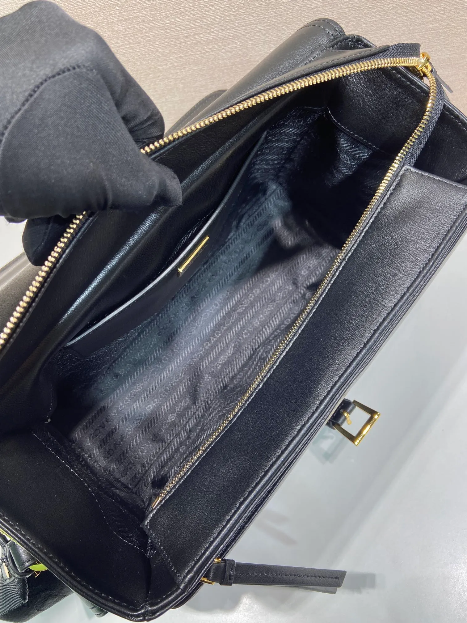 💰1900🎉New messenger bag🎉1BD391 large sheepskin💰🎉 This handbag perfectly combines sophistication and functionality. It is made of imported sheepskin with a soft outline and multiple pockets. Combining sporty and versatile elements, the lightweight and practical design features an enameled triangle metal logo and leather details. Equipped with 2 detachable shoulder straps, it has a large capacity and is perfect. It is also a popular style that will never go out of style. The large size is suitable for both men and women, so hurry up and get it🎉🎉 Length 37.5x Height 19x Bottom 12cm🎉🎉🎉💰💰💰