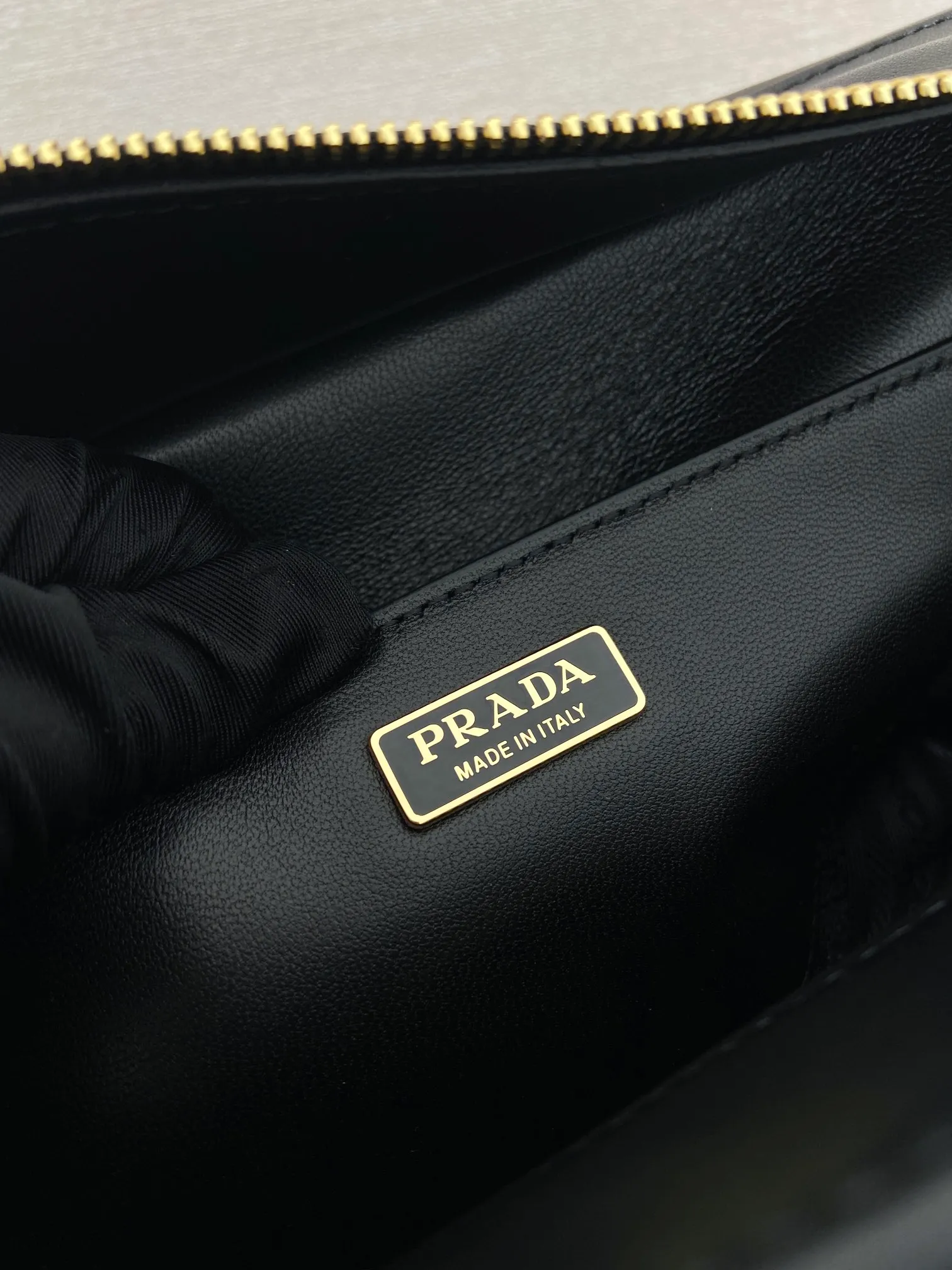 💰1900🎉New messenger bag🎉1BD391 large sheepskin💰🎉 This handbag perfectly combines sophistication and functionality. It is made of imported sheepskin with a soft outline and multiple pockets. Combining sporty and versatile elements, the lightweight and practical design features an enameled triangle metal logo and leather details. Equipped with 2 detachable shoulder straps, it has a large capacity and is perfect. It is also a popular style that will never go out of style. The large size is suitable for both men and women, so hurry up and get it🎉🎉 Length 37.5x Height 19x Bottom 12cm🎉🎉🎉💰💰💰