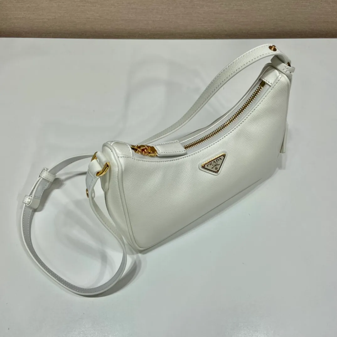 💰1320🎉New style🎉1BC204B handbag/underarm bag/crossbody bag This Hobo handbag/underarm bag/crossbody bag is very functional and can be used for three purposes in one bag. It is perfect🎉🎉It is made of imported cross-grain cowhide, which is more wear-resistant. The shoulder strap can be adjusted and switched at any time😘😘The upper body effect is beautiful, convenient and practical🎉🎉Hurry up and get it👏👏 Length 23x Height 17x Bottom 6.5cm