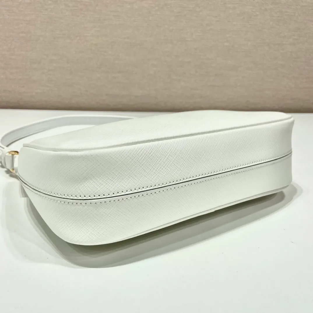 💰1320🎉New style🎉1BC204B handbag/underarm bag/crossbody bag This Hobo handbag/underarm bag/crossbody bag is very functional and can be used for three purposes in one bag. It is perfect🎉🎉It is made of imported cross-grain cowhide, which is more wear-resistant. The shoulder strap can be adjusted and switched at any time😘😘The upper body effect is beautiful, convenient and practical🎉🎉Hurry up and get it👏👏 Length 23x Height 17x Bottom 6.5cm