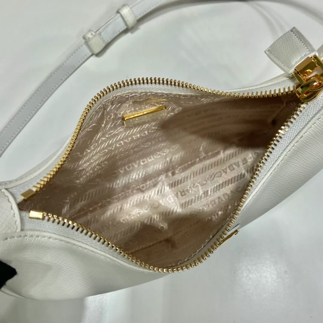 💰1320🎉New style🎉1BC204B handbag/underarm bag/crossbody bag This Hobo handbag/underarm bag/crossbody bag is very functional and can be used for three purposes in one bag. It is perfect🎉🎉It is made of imported cross-grain cowhide, which is more wear-resistant. The shoulder strap can be adjusted and switched at any time😘😘The upper body effect is beautiful, convenient and practical🎉🎉Hurry up and get it👏👏 Length 23x Height 17x Bottom 6.5cm