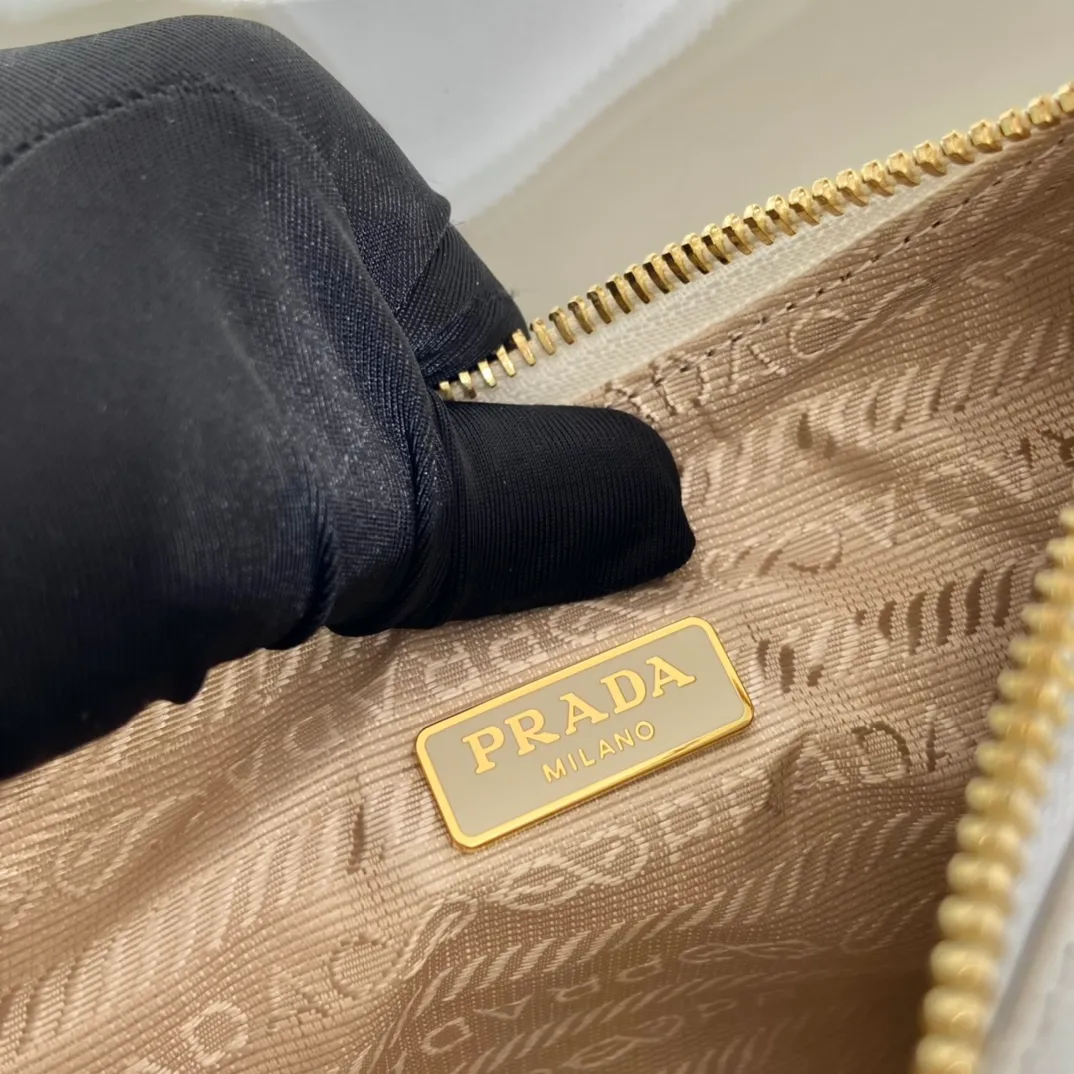 💰1320🎉New style🎉1BC204B handbag/underarm bag/crossbody bag This Hobo handbag/underarm bag/crossbody bag is very functional and can be used for three purposes in one bag. It is perfect🎉🎉It is made of imported cross-grain cowhide, which is more wear-resistant. The shoulder strap can be adjusted and switched at any time😘😘The upper body effect is beautiful, convenient and practical🎉🎉Hurry up and get it👏👏 Length 23x Height 17x Bottom 6.5cm