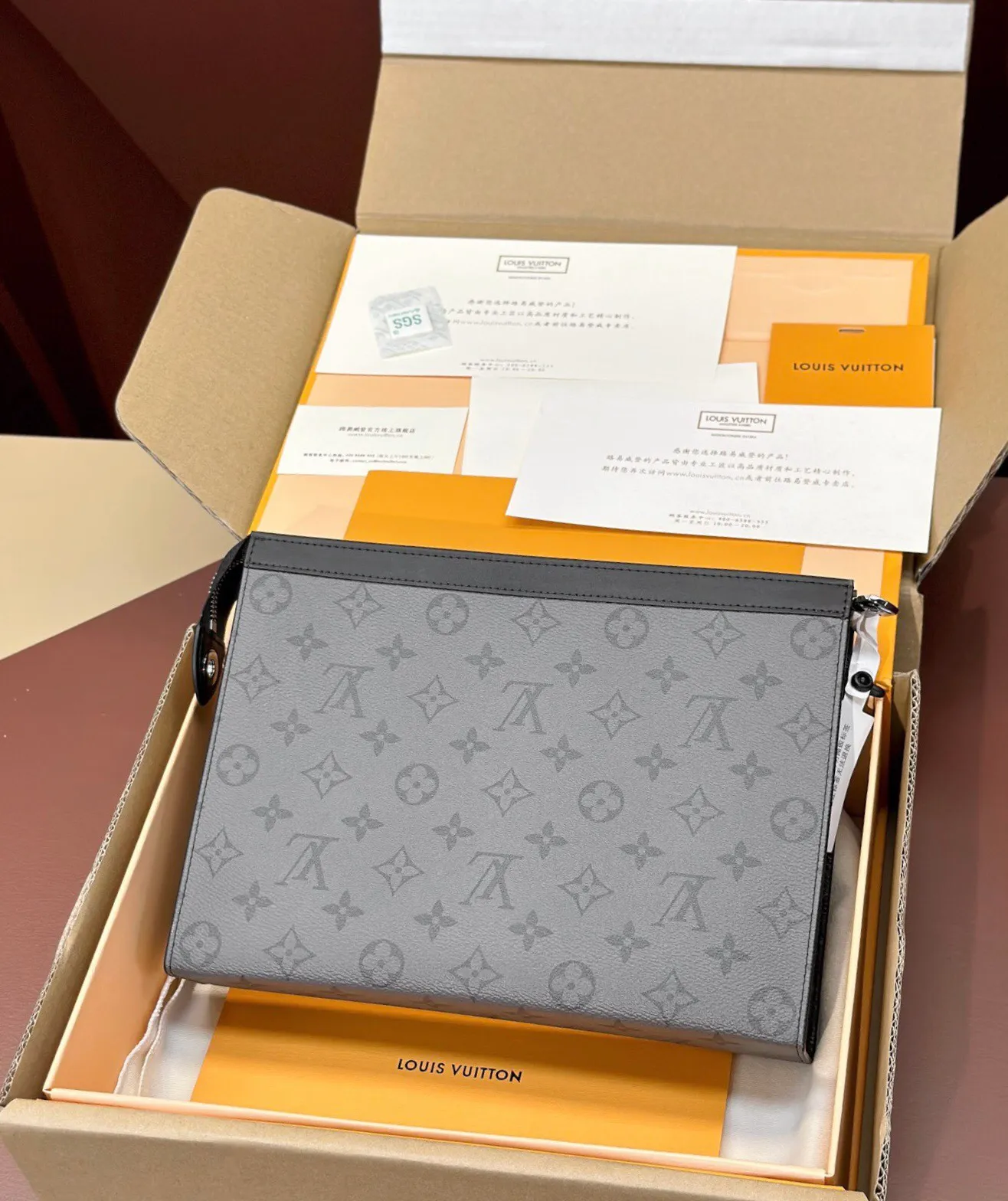 P¥320👉nfc dynamic chip version👈【Top original order, all steel hardware】Original one-hand grab bag✈️M69535 silver flower😎Made of elegant DaMeier Ebene Classic black plaid material🈲The interior is made of unique foam fabric that is wear-resistant and can be washed in dirty water👍💎Original gold chain🎩Both fashion and practicality👿Soft and comfortable bag body🔜With slip pockets on the inside🎩Large capacity to meet your daily needs💯Size 26.5-20-6CM, comes with gift box LV handbag
