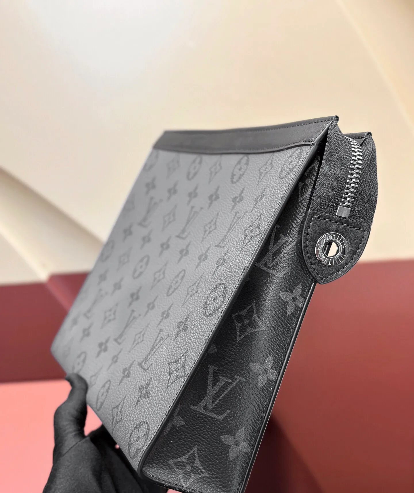 P¥320👉nfc dynamic chip version👈【Top original order, all steel hardware】Original one-hand grab bag✈️M69535 silver flower😎Made of elegant DaMeier Ebene Classic black plaid material🈲The interior is made of unique foam fabric that is wear-resistant and can be washed in dirty water👍💎Original gold chain🎩Both fashion and practicality👿Soft and comfortable bag body🔜With slip pockets on the inside🎩Large capacity to meet your daily needs💯Size 26.5-20-6CM, comes with gift box LV handbag