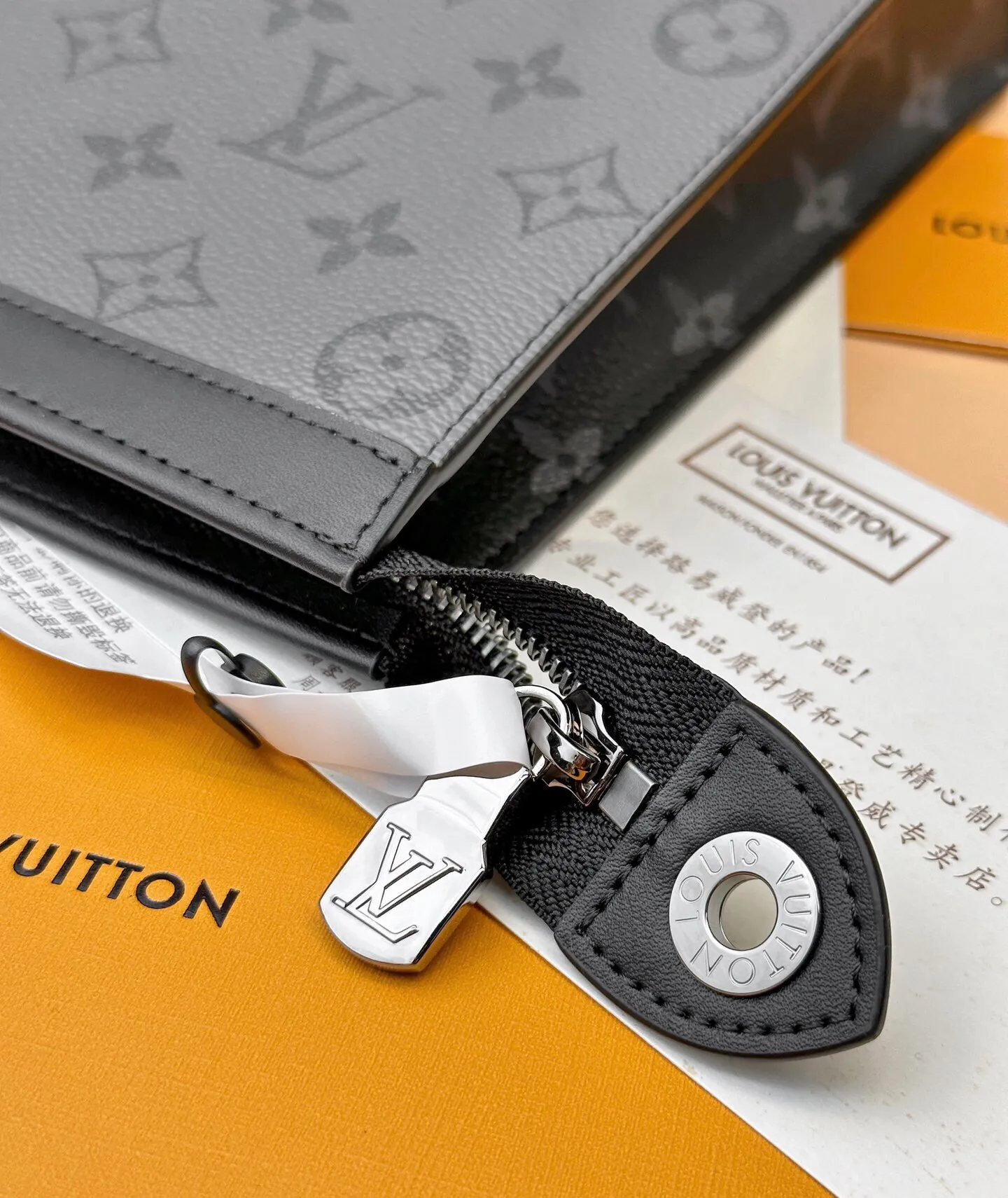 P¥320👉nfc dynamic chip version👈【Top original order, all steel hardware】Original one-hand grab bag✈️M69535 silver flower😎Made of elegant DaMeier Ebene Classic black plaid material🈲The interior is made of unique foam fabric that is wear-resistant and can be washed in dirty water👍💎Original gold chain🎩Both fashion and practicality👿Soft and comfortable bag body🔜With slip pockets on the inside🎩Large capacity to meet your daily needs💯Size 26.5-20-6CM, comes with gift box LV handbag