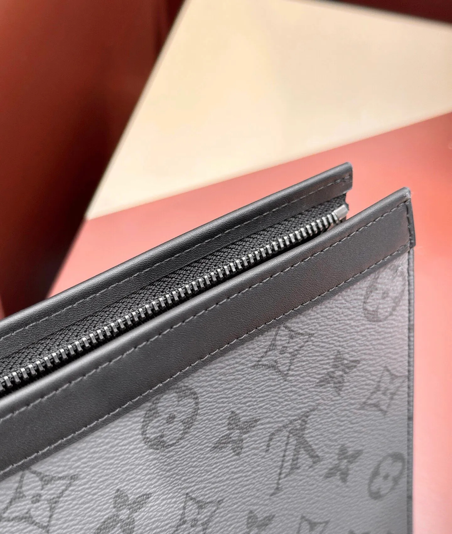 P¥320👉nfc dynamic chip version👈【Top original order, all steel hardware】Original one-hand grab bag✈️M69535 silver flower😎Made of elegant DaMeier Ebene Classic black plaid material🈲The interior is made of unique foam fabric that is wear-resistant and can be washed in dirty water👍💎Original gold chain🎩Both fashion and practicality👿Soft and comfortable bag body🔜With slip pockets on the inside🎩Large capacity to meet your daily needs💯Size 26.5-20-6CM, comes with gift box LV handbag