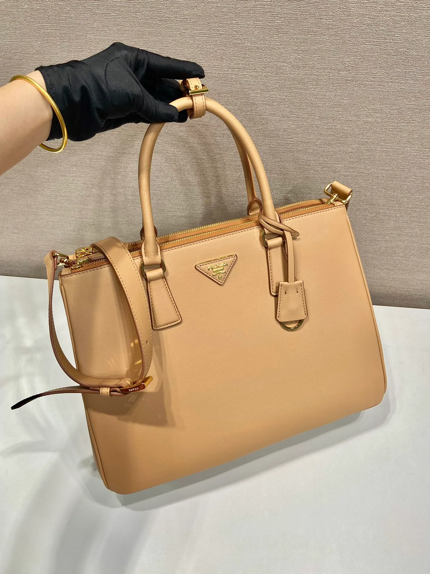💰2160🎉New killer bag🎉1BA446 extra large plain style🎉🎉 This classic popular style is designed with new material calfskin and lambskin inside🎉🎉Featuring classic three compartments and gold metal hardware accessories, Equipped with a detachable calfskin long shoulder strap, it can be carried by hand or on the shoulder. It is practical and fashionable. Baby, hurry up and get it🎉🎉 Length 36x Height 26x Bottom 15cm🎉🎉🎉💰💰💰