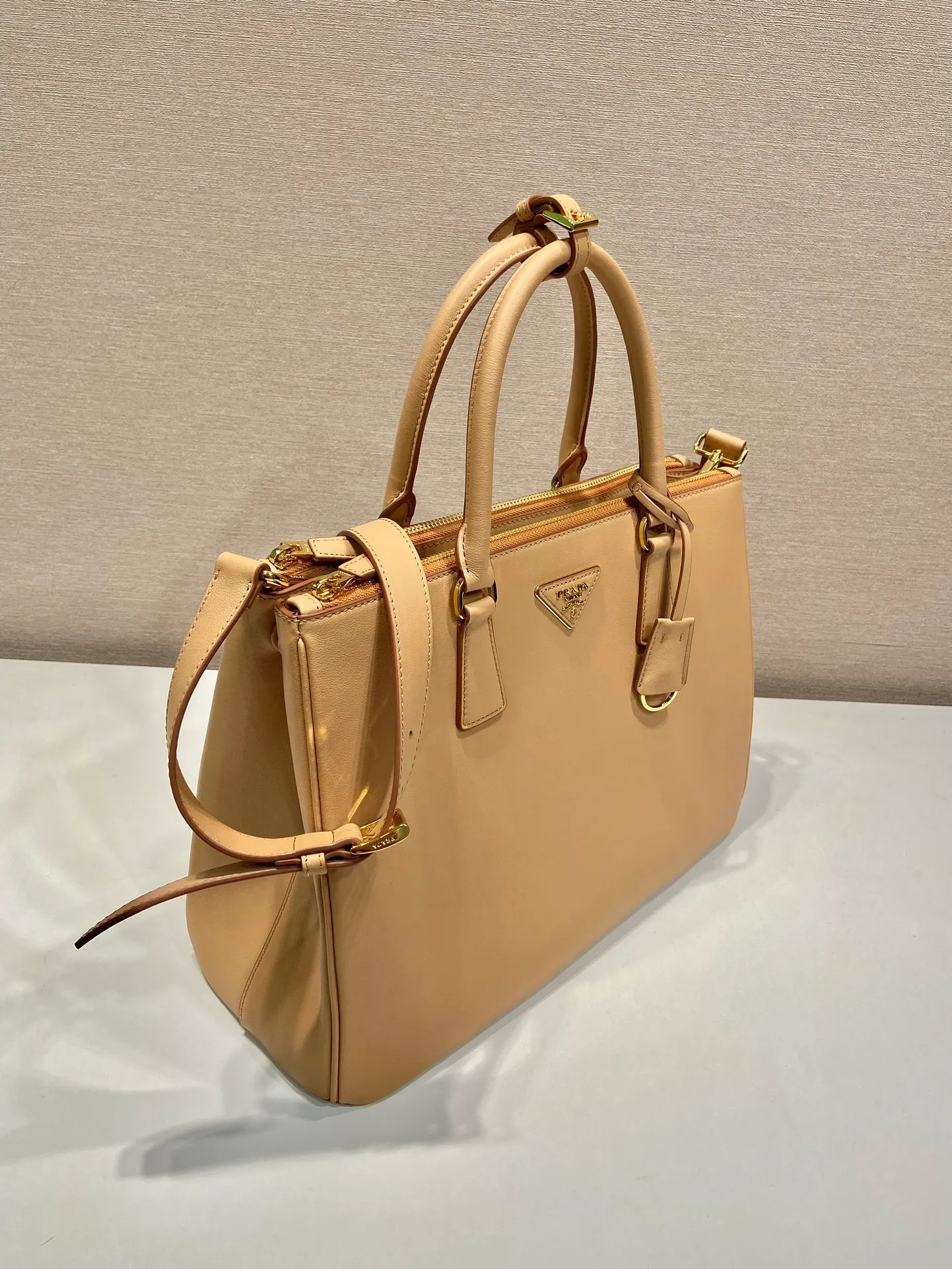 💰2160🎉New killer bag🎉1BA446 extra large plain style🎉🎉 This classic popular style is designed with new material calfskin and lambskin inside🎉🎉Featuring classic three compartments and gold metal hardware accessories, Equipped with a detachable calfskin long shoulder strap, it can be carried by hand or on the shoulder. It is practical and fashionable. Baby, hurry up and get it🎉🎉 Length 36x Height 26x Bottom 15cm🎉🎉🎉💰💰💰