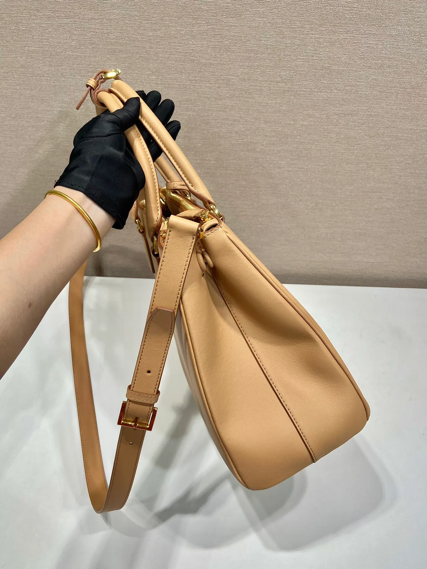 💰2160🎉New killer bag🎉1BA446 extra large plain style🎉🎉 This classic popular style is designed with new material calfskin and lambskin inside🎉🎉Featuring classic three compartments and gold metal hardware accessories, Equipped with a detachable calfskin long shoulder strap, it can be carried by hand or on the shoulder. It is practical and fashionable. Baby, hurry up and get it🎉🎉 Length 36x Height 26x Bottom 15cm🎉🎉🎉💰💰💰