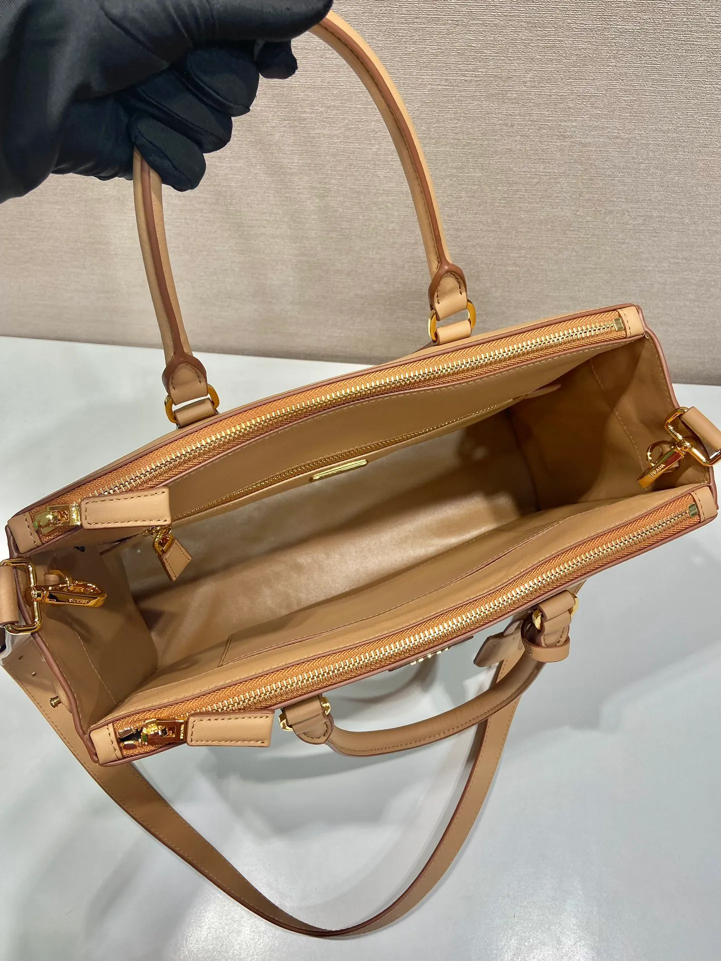 💰2160🎉New killer bag🎉1BA446 extra large plain style🎉🎉 This classic popular style is designed with new material calfskin and lambskin inside🎉🎉Featuring classic three compartments and gold metal hardware accessories, Equipped with a detachable calfskin long shoulder strap, it can be carried by hand or on the shoulder. It is practical and fashionable. Baby, hurry up and get it🎉🎉 Length 36x Height 26x Bottom 15cm🎉🎉🎉💰💰💰