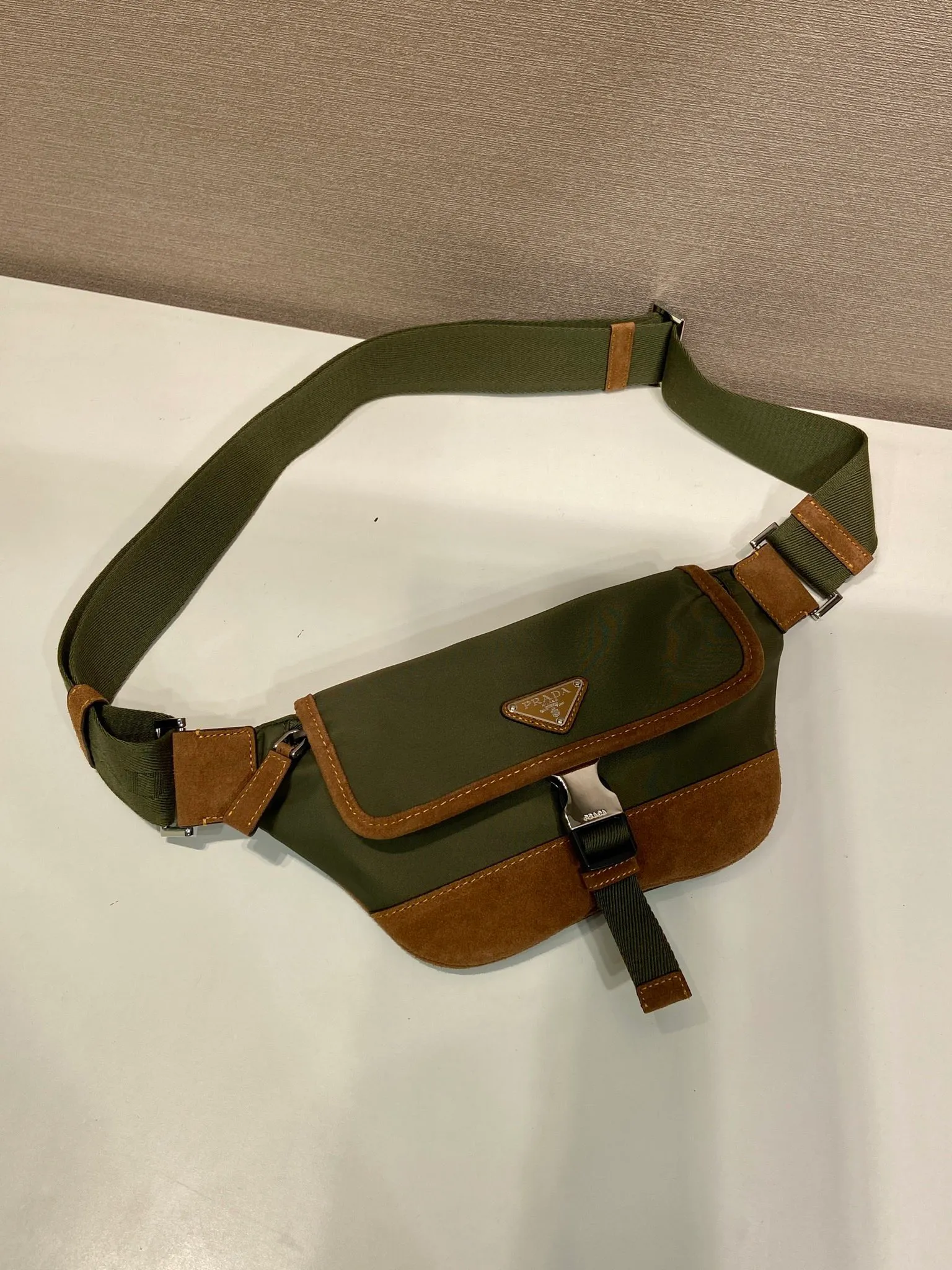 💰960🎉New waist bag🎉2VH176 Musk Green🎉🎉 This versatile and fashionable shoulder bag is made of imported nylon material. The compact style is embellished with leather trim, details such as side buckles are refined and practical, and the adjustable shoulder strap makes it easy to wear cross-body. The enameled triangular metal logo highlights the brand's classic character. It can be used as a chest bag or a waist bag. The upper body effect is very cool, lightweight and practical. Hurry up and get it🎉🎉 Length 18x height 15x bottom 5cm