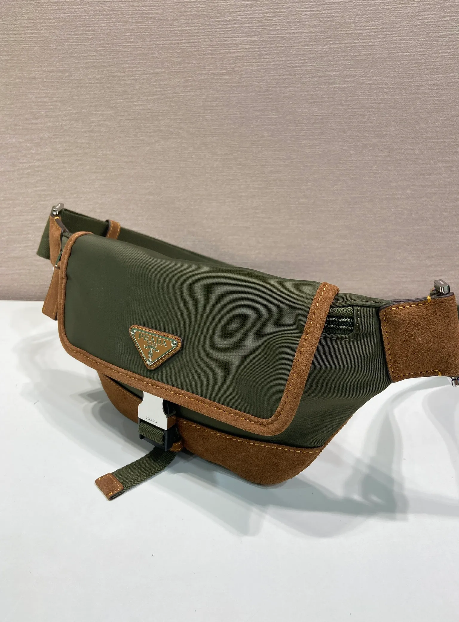 💰960🎉New waist bag🎉2VH176 Musk Green🎉🎉 This versatile and fashionable shoulder bag is made of imported nylon material. The compact style is embellished with leather trim, details such as side buckles are refined and practical, and the adjustable shoulder strap makes it easy to wear cross-body. The enameled triangular metal logo highlights the brand's classic character. It can be used as a chest bag or a waist bag. The upper body effect is very cool, lightweight and practical. Hurry up and get it🎉🎉 Length 18x height 15x bottom 5cm