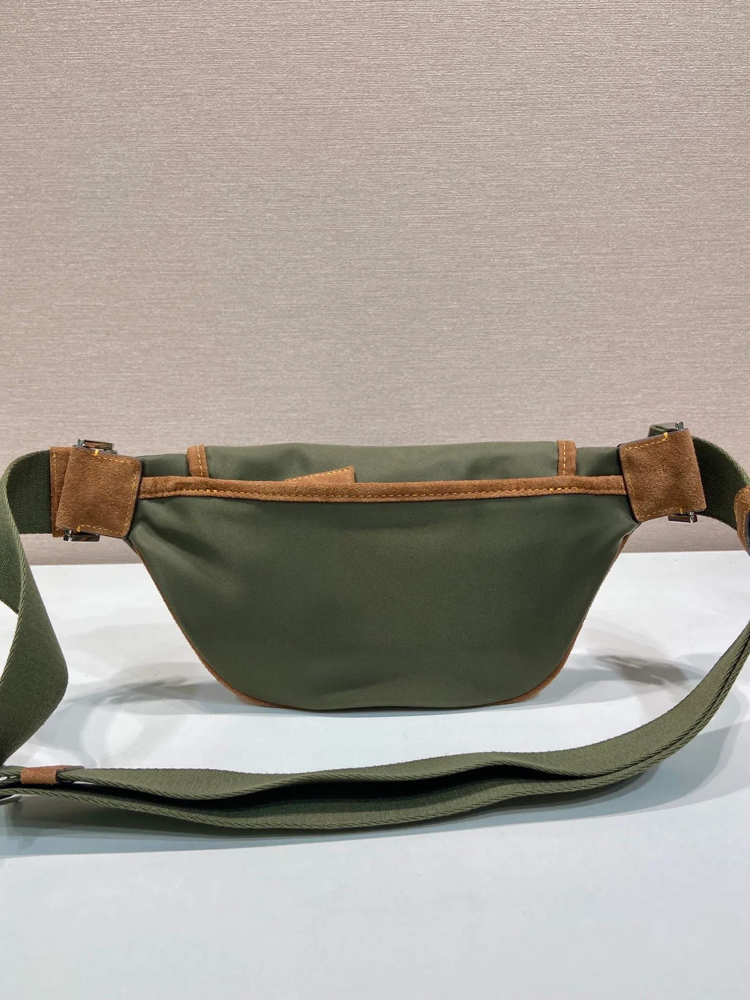 💰960🎉New waist bag🎉2VH176 Musk Green🎉🎉 This versatile and fashionable shoulder bag is made of imported nylon material. The compact style is embellished with leather trim, details such as side buckles are refined and practical, and the adjustable shoulder strap makes it easy to wear cross-body. The enameled triangular metal logo highlights the brand's classic character. It can be used as a chest bag or a waist bag. The upper body effect is very cool, lightweight and practical. Hurry up and get it🎉🎉 Length 18x height 15x bottom 5cm