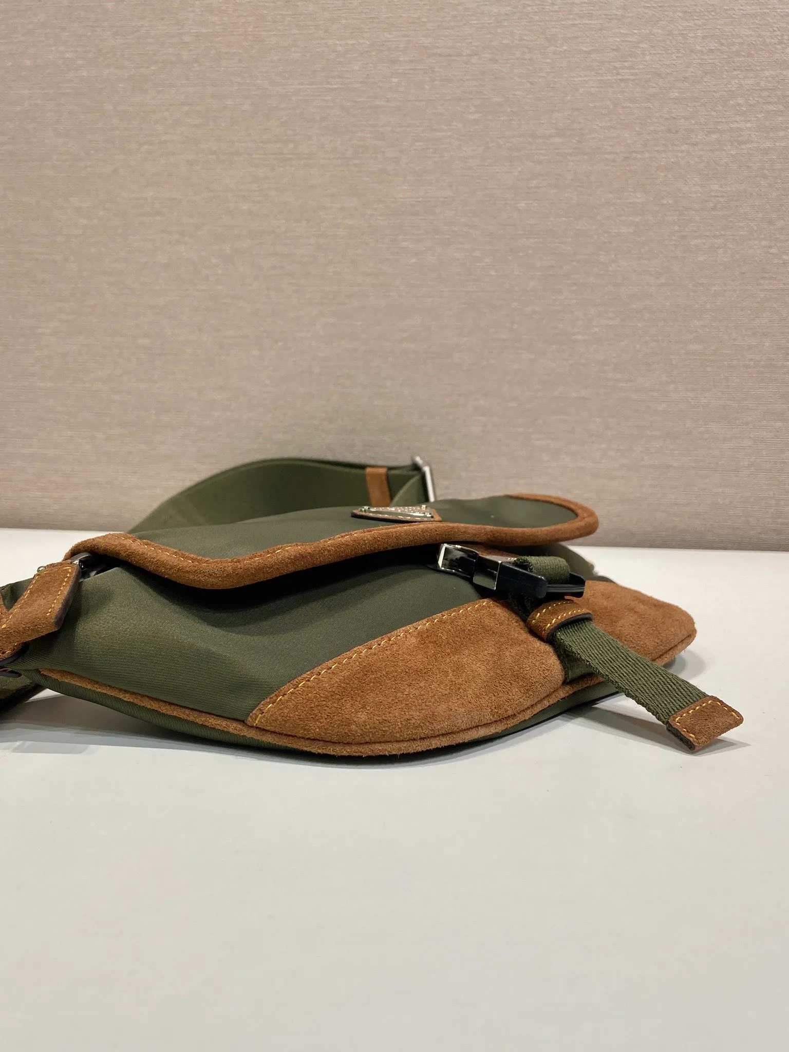 💰960🎉New waist bag🎉2VH176 Musk Green🎉🎉 This versatile and fashionable shoulder bag is made of imported nylon material. The compact style is embellished with leather trim, details such as side buckles are refined and practical, and the adjustable shoulder strap makes it easy to wear cross-body. The enameled triangular metal logo highlights the brand's classic character. It can be used as a chest bag or a waist bag. The upper body effect is very cool, lightweight and practical. Hurry up and get it🎉🎉 Length 18x height 15x bottom 5cm