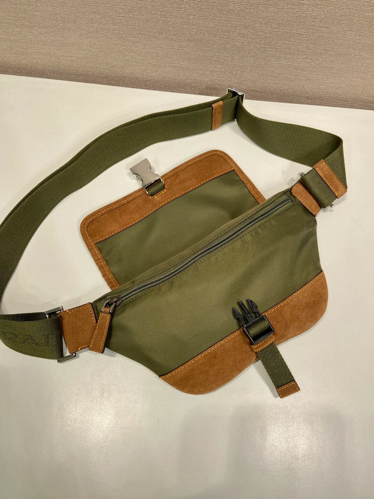 💰960🎉New waist bag🎉2VH176 Musk Green🎉🎉 This versatile and fashionable shoulder bag is made of imported nylon material. The compact style is embellished with leather trim, details such as side buckles are refined and practical, and the adjustable shoulder strap makes it easy to wear cross-body. The enameled triangular metal logo highlights the brand's classic character. It can be used as a chest bag or a waist bag. The upper body effect is very cool, lightweight and practical. Hurry up and get it🎉🎉 Length 18x height 15x bottom 5cm