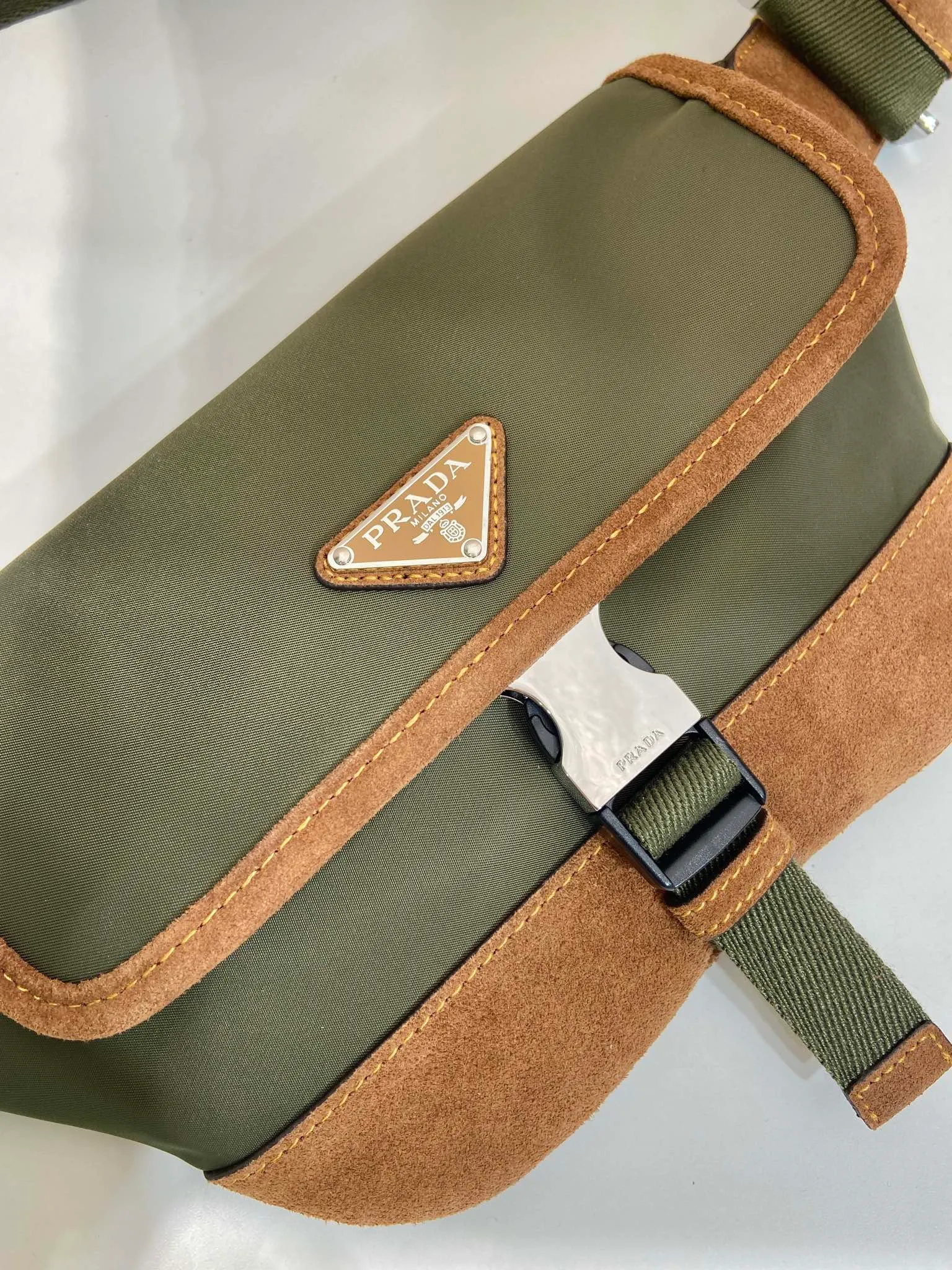 💰960🎉New waist bag🎉2VH176 Musk Green🎉🎉 This versatile and fashionable shoulder bag is made of imported nylon material. The compact style is embellished with leather trim, details such as side buckles are refined and practical, and the adjustable shoulder strap makes it easy to wear cross-body. The enameled triangular metal logo highlights the brand's classic character. It can be used as a chest bag or a waist bag. The upper body effect is very cool, lightweight and practical. Hurry up and get it🎉🎉 Length 18x height 15x bottom 5cm