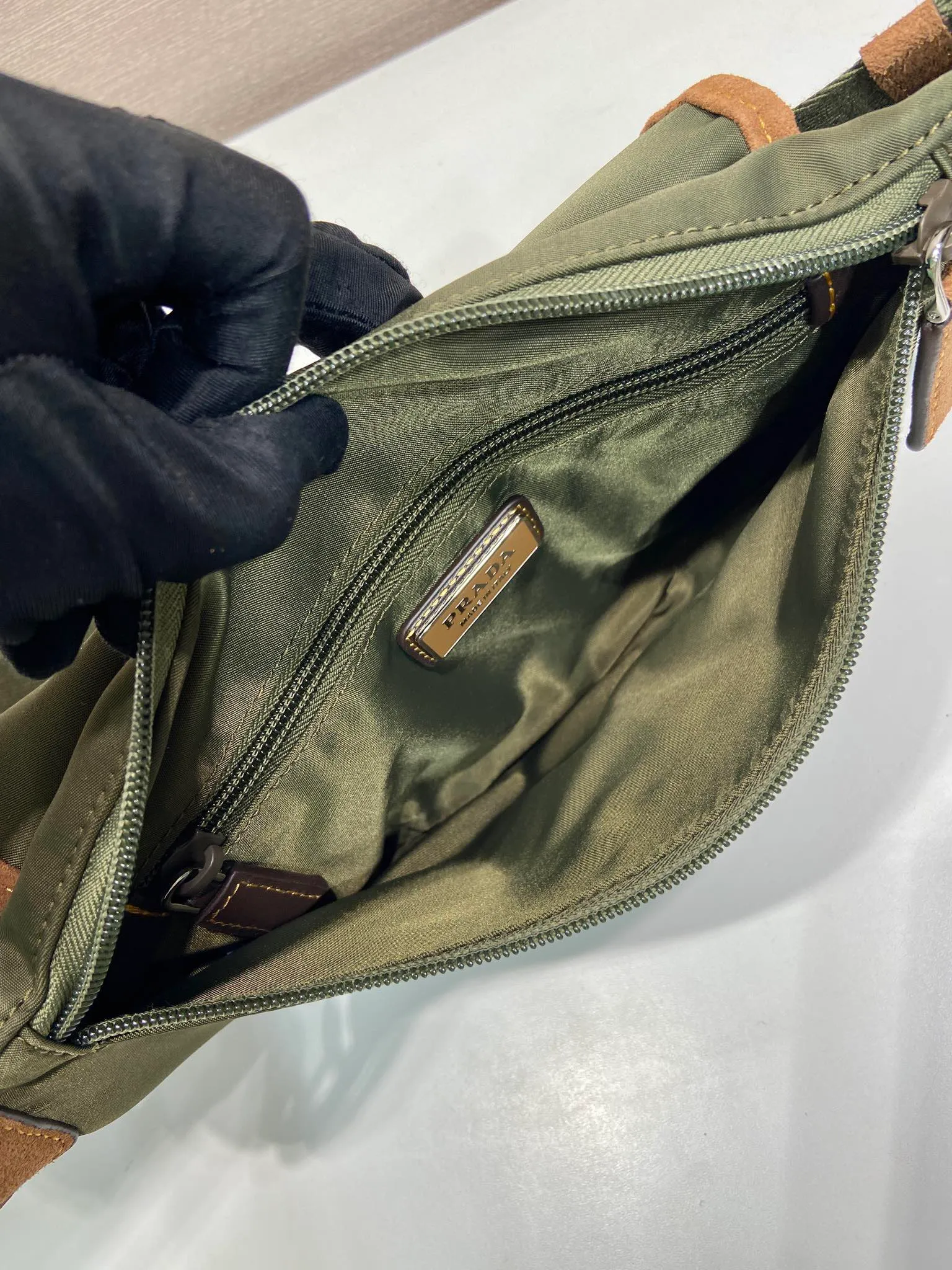💰960🎉New waist bag🎉2VH176 Musk Green🎉🎉 This versatile and fashionable shoulder bag is made of imported nylon material. The compact style is embellished with leather trim, details such as side buckles are refined and practical, and the adjustable shoulder strap makes it easy to wear cross-body. The enameled triangular metal logo highlights the brand's classic character. It can be used as a chest bag or a waist bag. The upper body effect is very cool, lightweight and practical. Hurry up and get it🎉🎉 Length 18x height 15x bottom 5cm