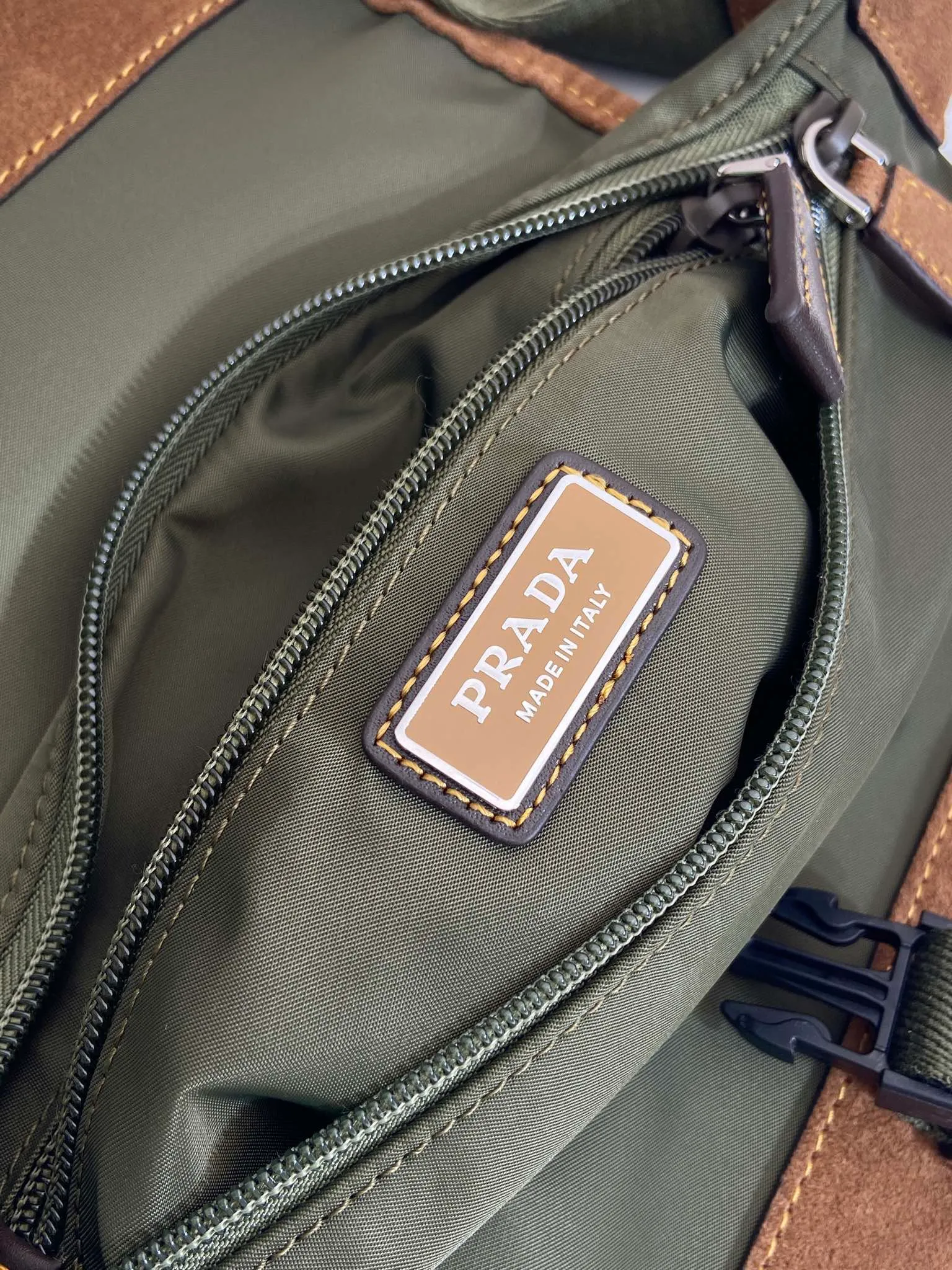 💰960🎉New waist bag🎉2VH176 Musk Green🎉🎉 This versatile and fashionable shoulder bag is made of imported nylon material. The compact style is embellished with leather trim, details such as side buckles are refined and practical, and the adjustable shoulder strap makes it easy to wear cross-body. The enameled triangular metal logo highlights the brand's classic character. It can be used as a chest bag or a waist bag. The upper body effect is very cool, lightweight and practical. Hurry up and get it🎉🎉 Length 18x height 15x bottom 5cm