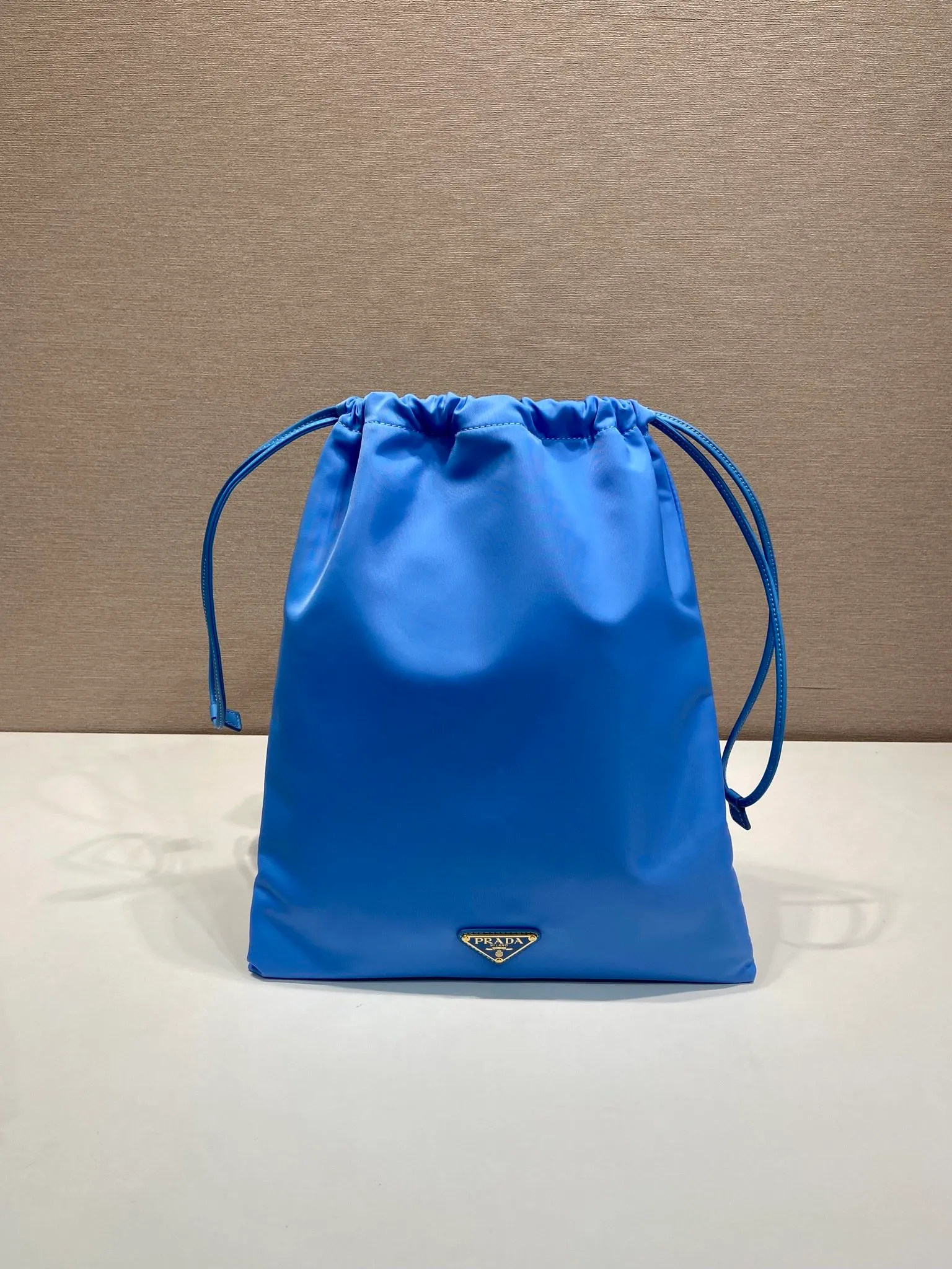 💰560🎉New handbag🎉1NK001 drawstring pouch🎉💰 This drawstring pouch is made of Re-Nylon nylon, with a calf leather drawstring top, enamelled triangular metal logo, Re-Nylon lining with patch pockets, it can also be used as a handbag/storage bag and cosmetic bag. The functionality is very practical, and it is a popular style that will never go out of style. It is worth owning🎉 Height: 35cm Width: 29cm