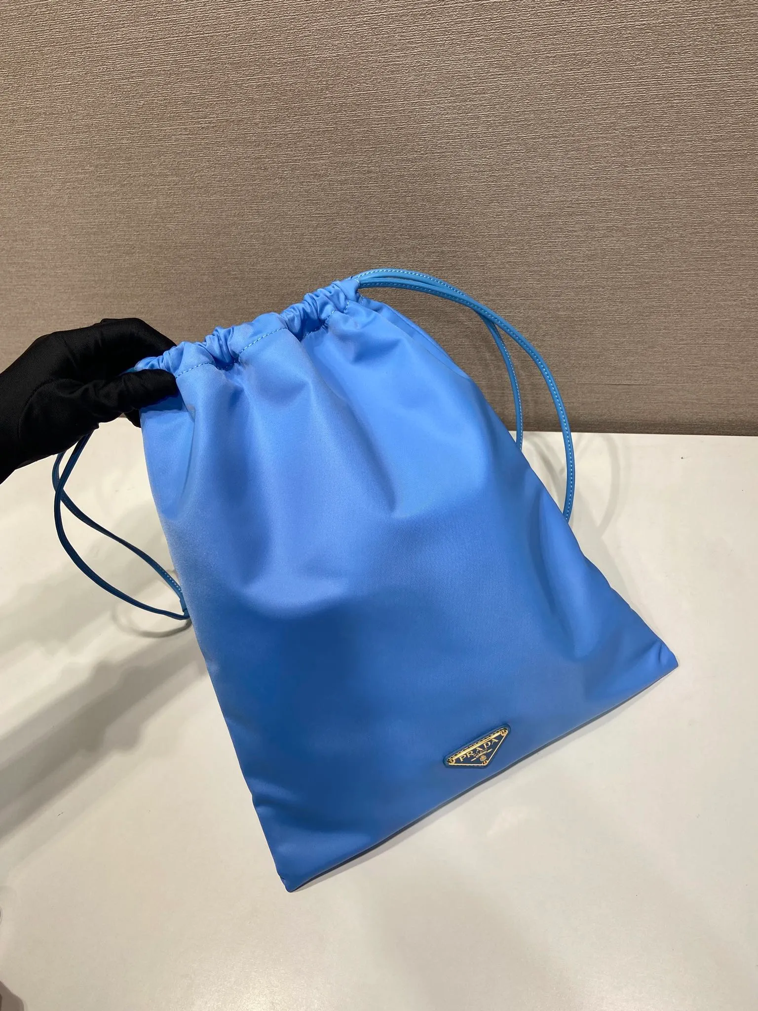 💰560🎉New handbag🎉1NK001 drawstring pouch🎉💰 This drawstring pouch is made of Re-Nylon nylon, with a calf leather drawstring top, enamelled triangular metal logo, Re-Nylon lining with patch pockets, it can also be used as a handbag/storage bag and cosmetic bag. The functionality is very practical, and it is a popular style that will never go out of style. It is worth owning🎉 Height: 35cm Width: 29cm