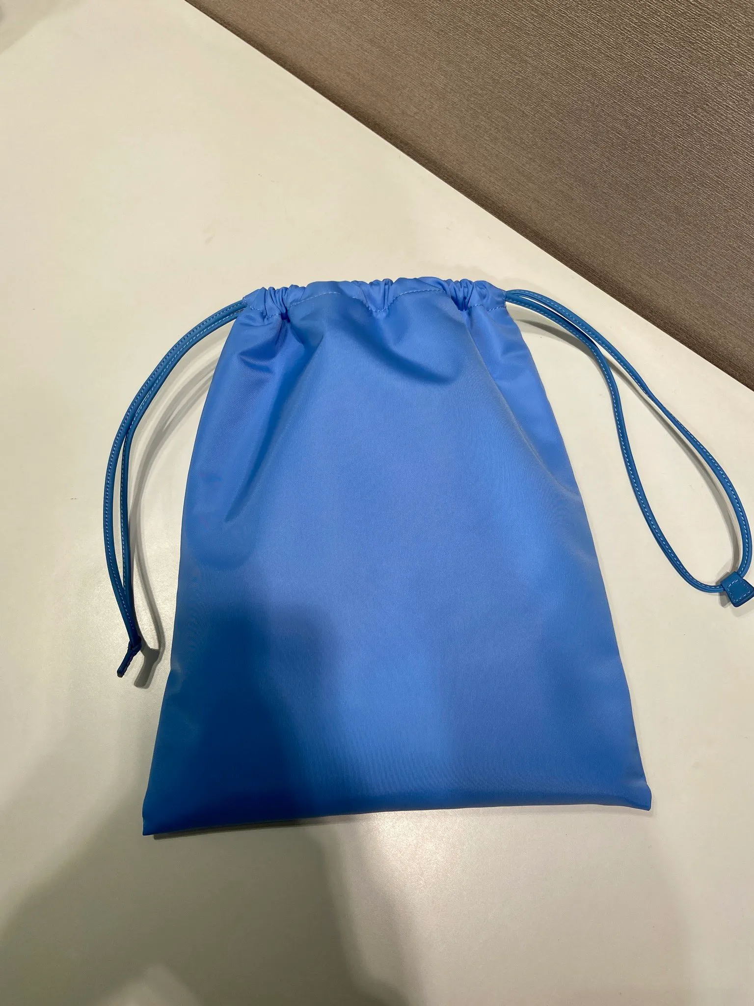 💰560🎉New handbag🎉1NK001 drawstring pouch🎉💰 This drawstring pouch is made of Re-Nylon nylon, with a calf leather drawstring top, enamelled triangular metal logo, Re-Nylon lining with patch pockets, it can also be used as a handbag/storage bag and cosmetic bag. The functionality is very practical, and it is a popular style that will never go out of style. It is worth owning🎉 Height: 35cm Width: 29cm