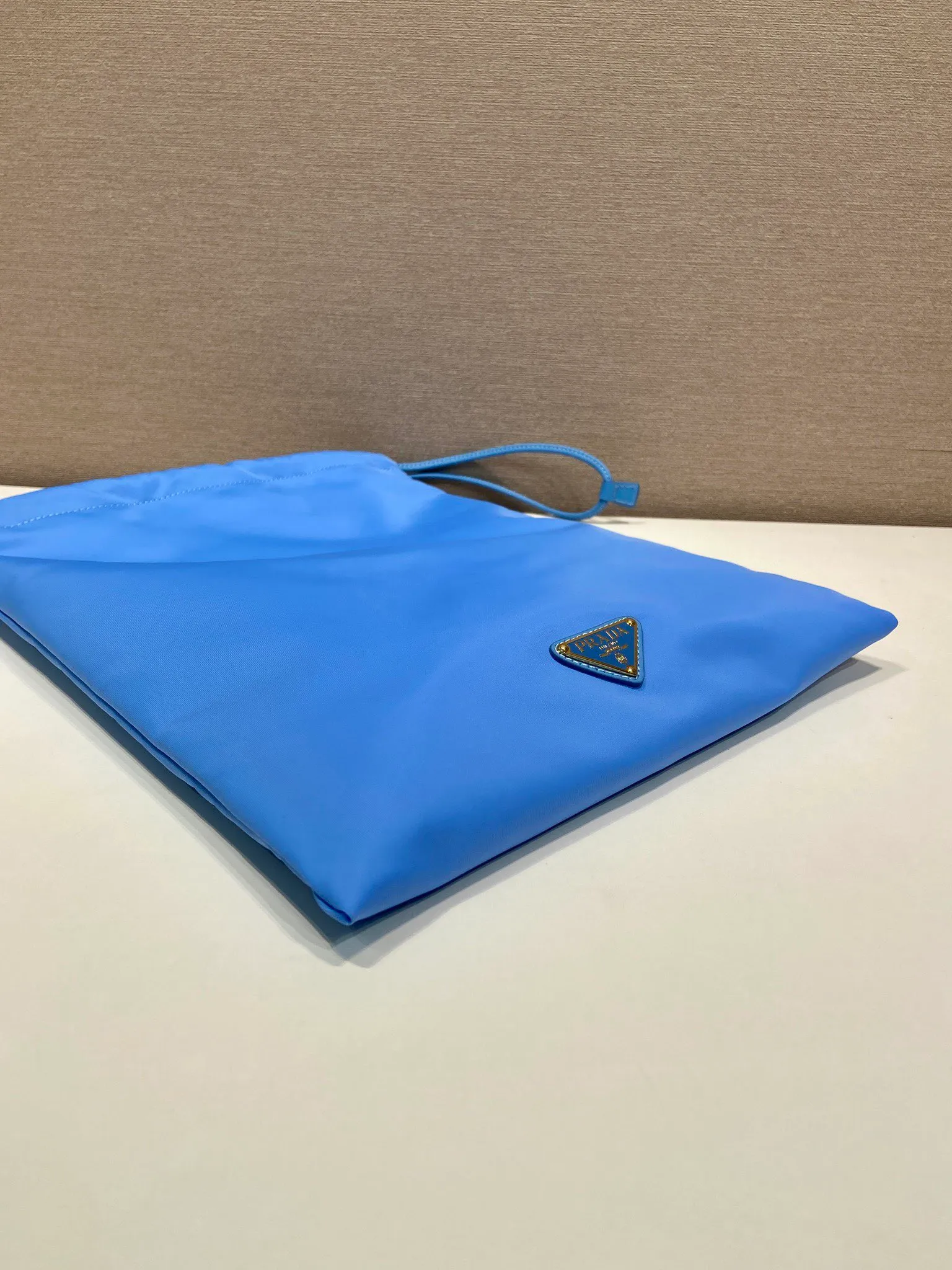 💰560🎉New handbag🎉1NK001 drawstring pouch🎉💰 This drawstring pouch is made of Re-Nylon nylon, with a calf leather drawstring top, enamelled triangular metal logo, Re-Nylon lining with patch pockets, it can also be used as a handbag/storage bag and cosmetic bag. The functionality is very practical, and it is a popular style that will never go out of style. It is worth owning🎉 Height: 35cm Width: 29cm