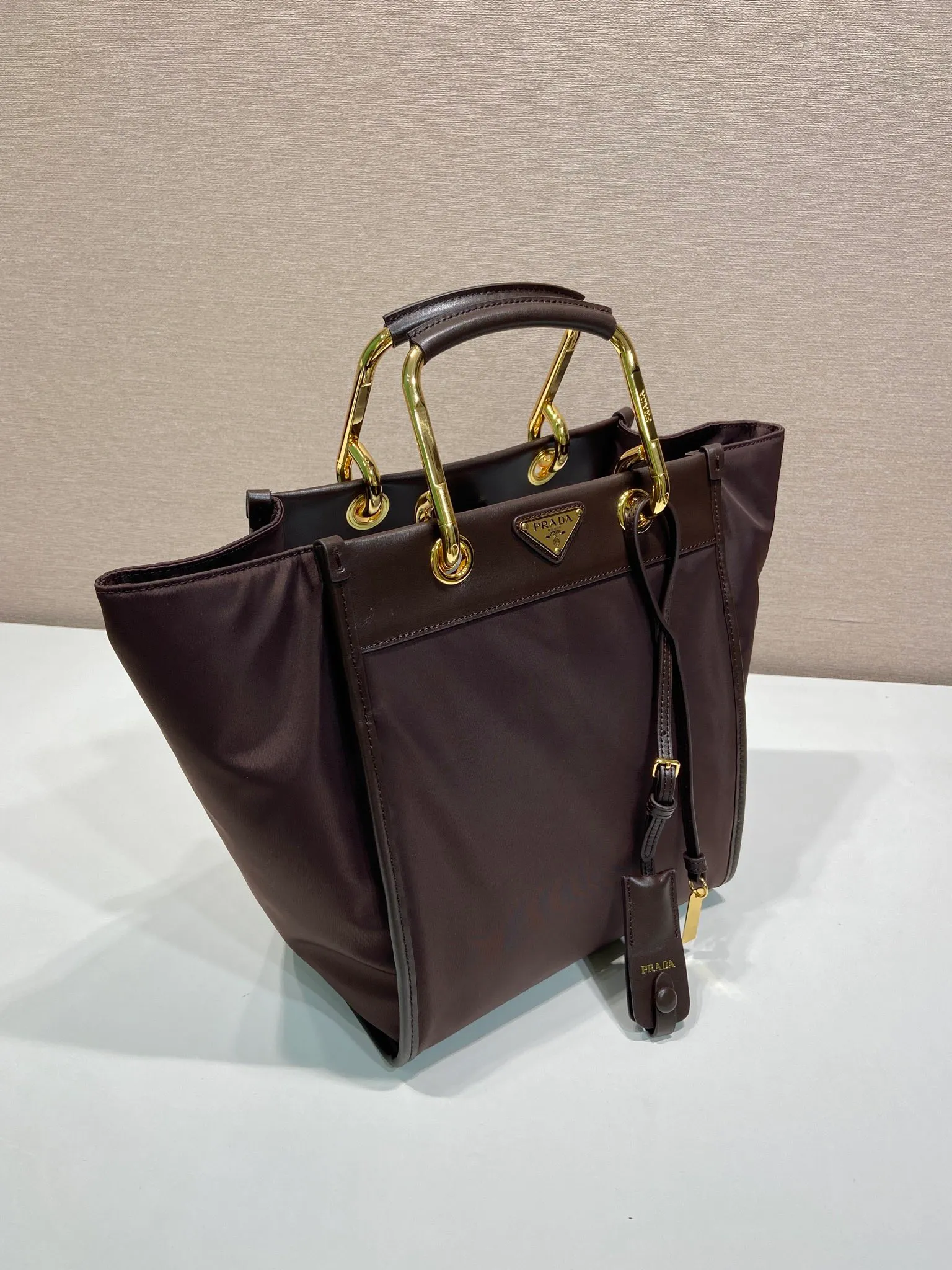 💰1320🎉New Tote Bag🎉1BG578 New Color🎉🎉 This tote bag adopts a fashionable geometric shape, combining practical Re-Nylon recycled nylon material and exquisite details. The shape is versatile, with double metal and leather handles, so you can switch between a handbag and a shoulder bag at will. Embellished with the iconic enameled triangle metal logo. It has a large capacity and is a popular style that will never go out of style🎉Babies, hurry up and get it🎉 Length 23x Height 28.5x Bottom 15cm🎉🎉🎉💰💰💰