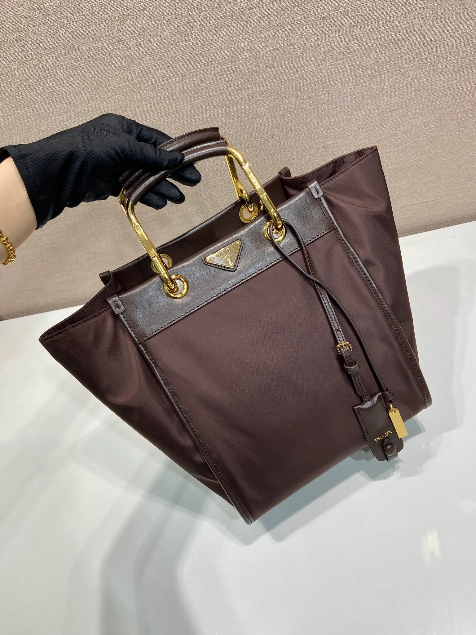 💰1320🎉New Tote Bag🎉1BG578 New Color🎉🎉 This tote bag adopts a fashionable geometric shape, combining practical Re-Nylon recycled nylon material and exquisite details. The shape is versatile, with double metal and leather handles, so you can switch between a handbag and a shoulder bag at will. Embellished with the iconic enameled triangle metal logo. It has a large capacity and is a popular style that will never go out of style🎉Babies, hurry up and get it🎉 Length 23x Height 28.5x Bottom 15cm🎉🎉🎉💰💰💰