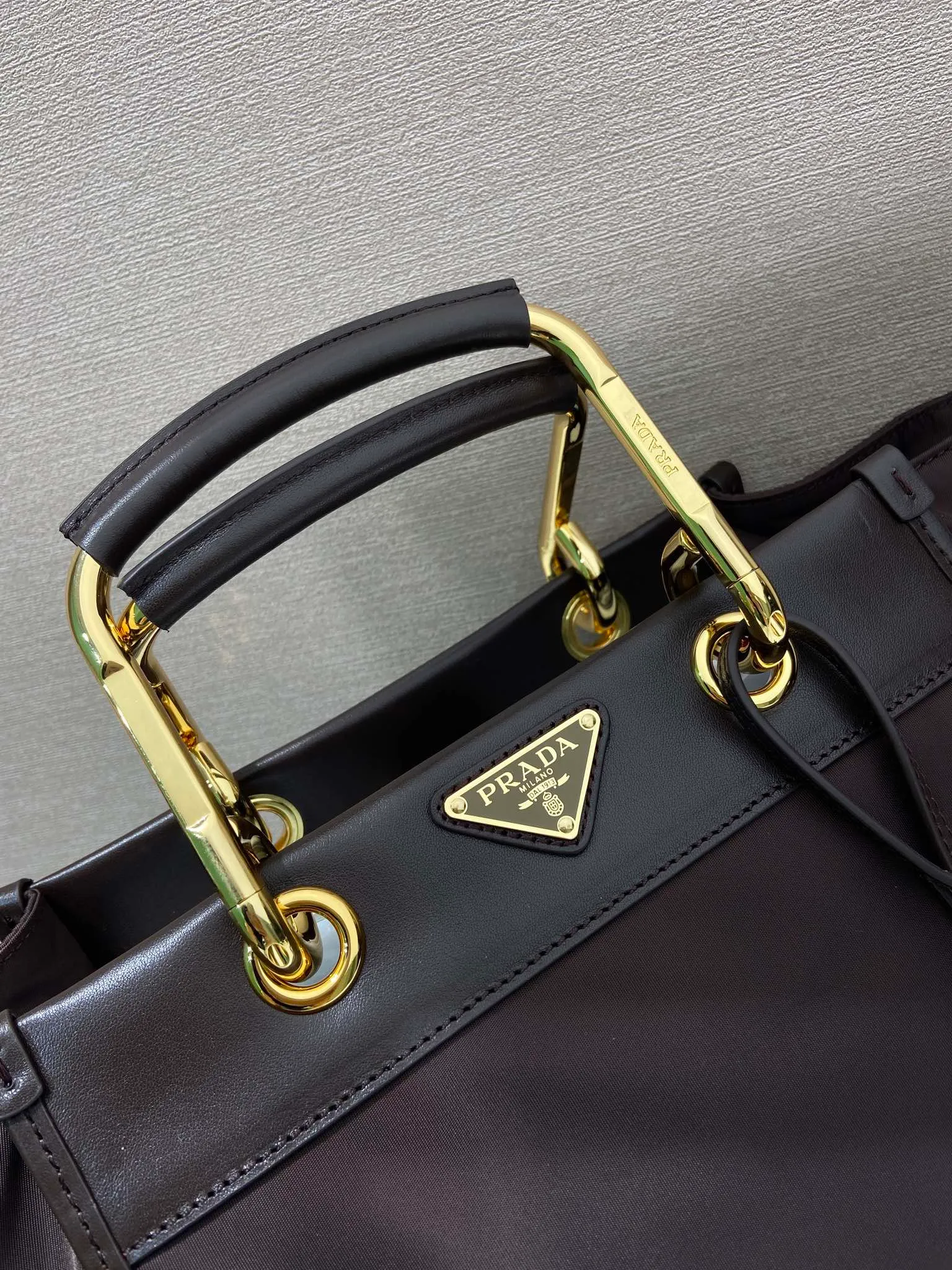 💰1320🎉New Tote Bag🎉1BG578 New Color🎉🎉 This tote bag adopts a fashionable geometric shape, combining practical Re-Nylon recycled nylon material and exquisite details. The shape is versatile, with double metal and leather handles, so you can switch between a handbag and a shoulder bag at will. Embellished with the iconic enameled triangle metal logo. It has a large capacity and is a popular style that will never go out of style🎉Babies, hurry up and get it🎉 Length 23x Height 28.5x Bottom 15cm🎉🎉🎉💰💰💰