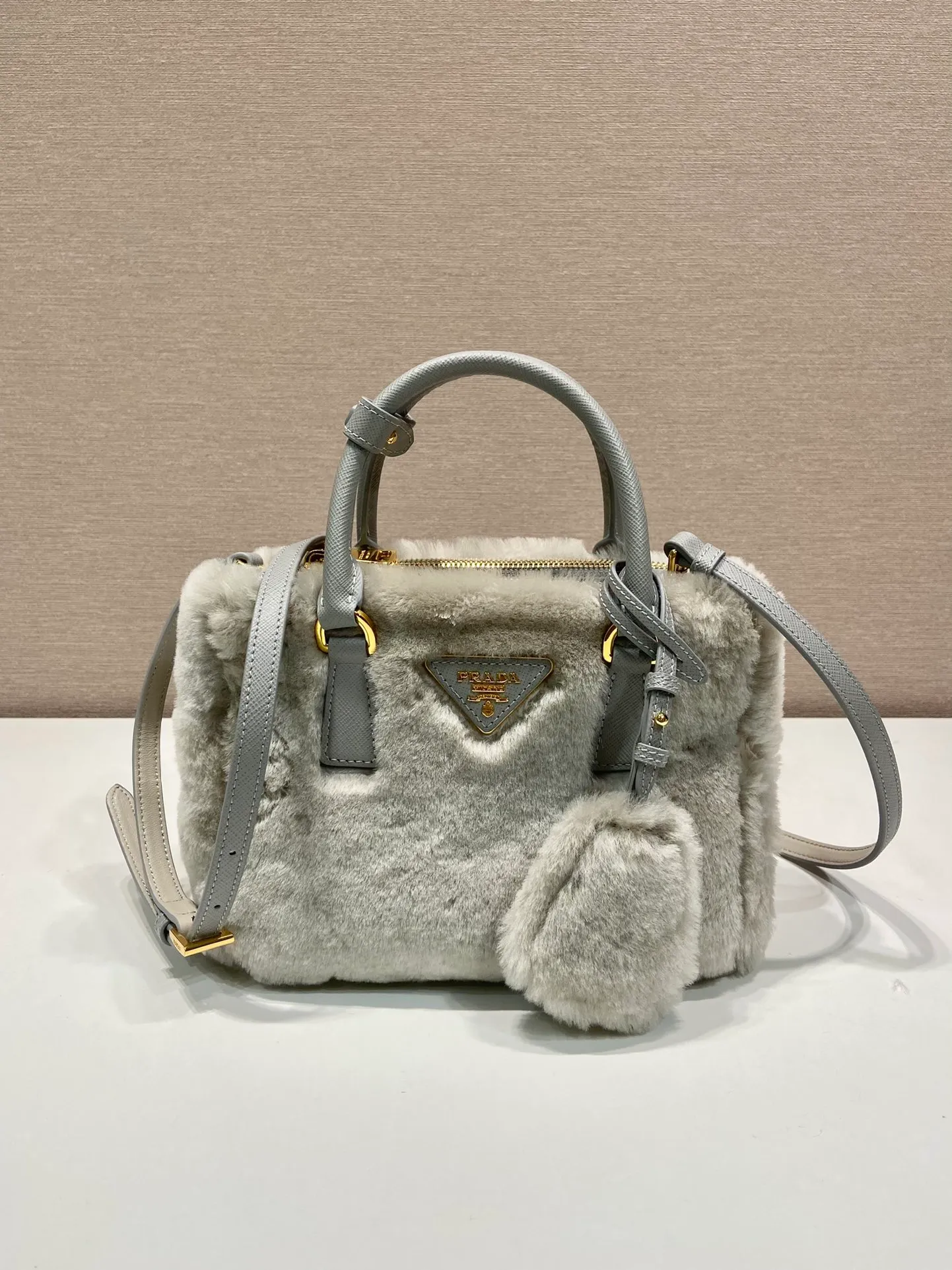 💰1700🎉Killer fur bag🎉1BA906 mini goat hair🎉🎉 This mini killer fur bag is made of imported goat hair and comes with a detachable long shoulder strap that can be carried by hand. What I love most is that there is a small pendant hanging on the shoulder strap. It has an extra touch of sexiness and is lined with sheepskin. It’s so beautiful🎉🎉Simple and fashionable😃 A must-have in winter, I like it for babies. Get it now. Length 20x height 15x base 9.5cm🎉🎉🎉