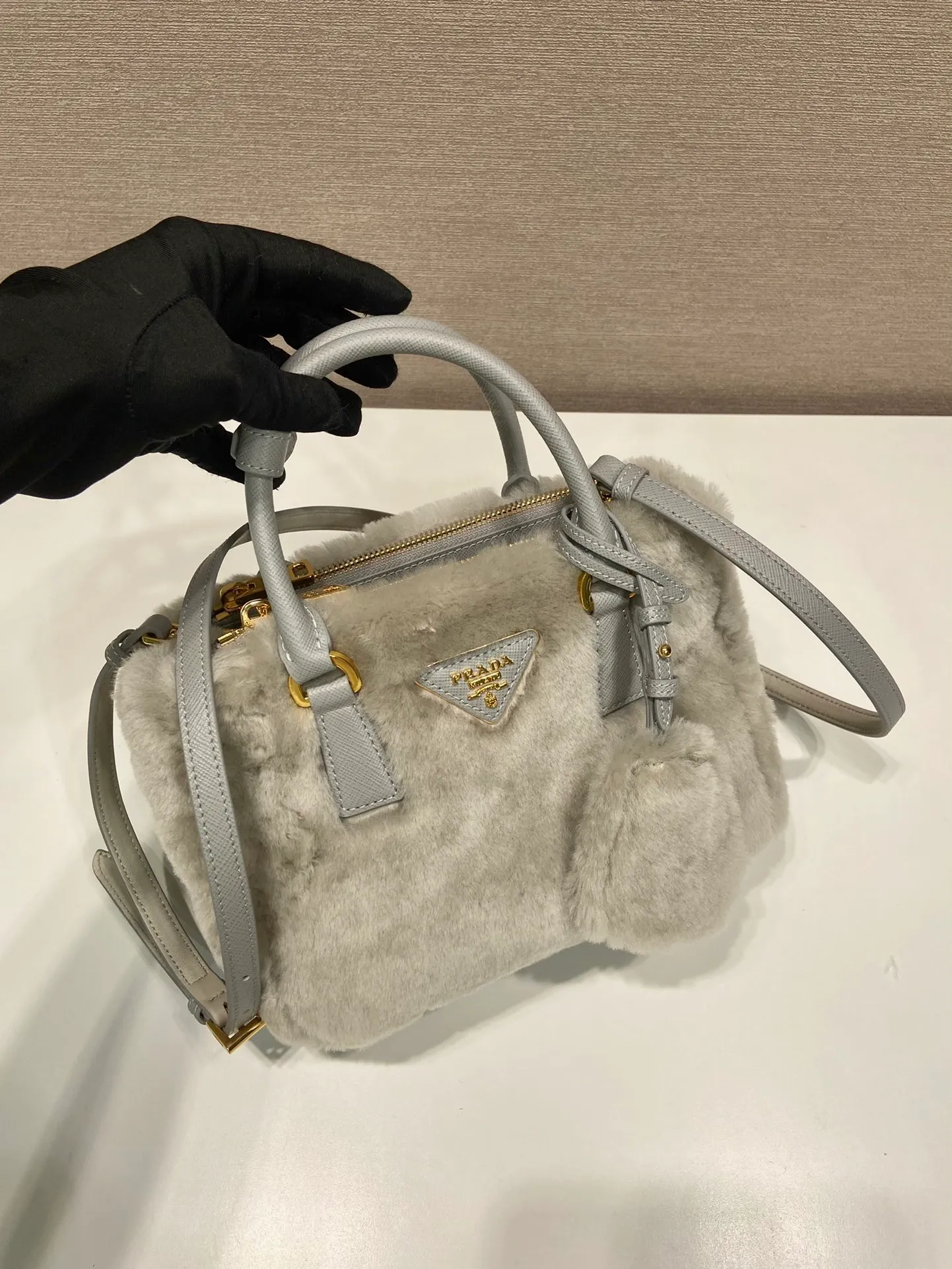 💰1700🎉Killer fur bag🎉1BA906 mini goat hair🎉🎉 This mini killer fur bag is made of imported goat hair and comes with a detachable long shoulder strap that can be carried by hand. What I love most is that there is a small pendant hanging on the shoulder strap. It has an extra touch of sexiness and is lined with sheepskin. It’s so beautiful🎉🎉Simple and fashionable😃 A must-have in winter, I like it for babies. Get it now. Length 20x height 15x base 9.5cm🎉🎉🎉