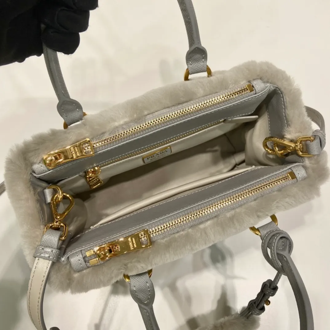 💰1700🎉Killer fur bag🎉1BA906 mini goat hair🎉🎉 This mini killer fur bag is made of imported goat hair and comes with a detachable long shoulder strap that can be carried by hand. What I love most is that there is a small pendant hanging on the shoulder strap. It has an extra touch of sexiness and is lined with sheepskin. It’s so beautiful🎉🎉Simple and fashionable😃 A must-have in winter, I like it for babies. Get it now. Length 20x height 15x base 9.5cm🎉🎉🎉