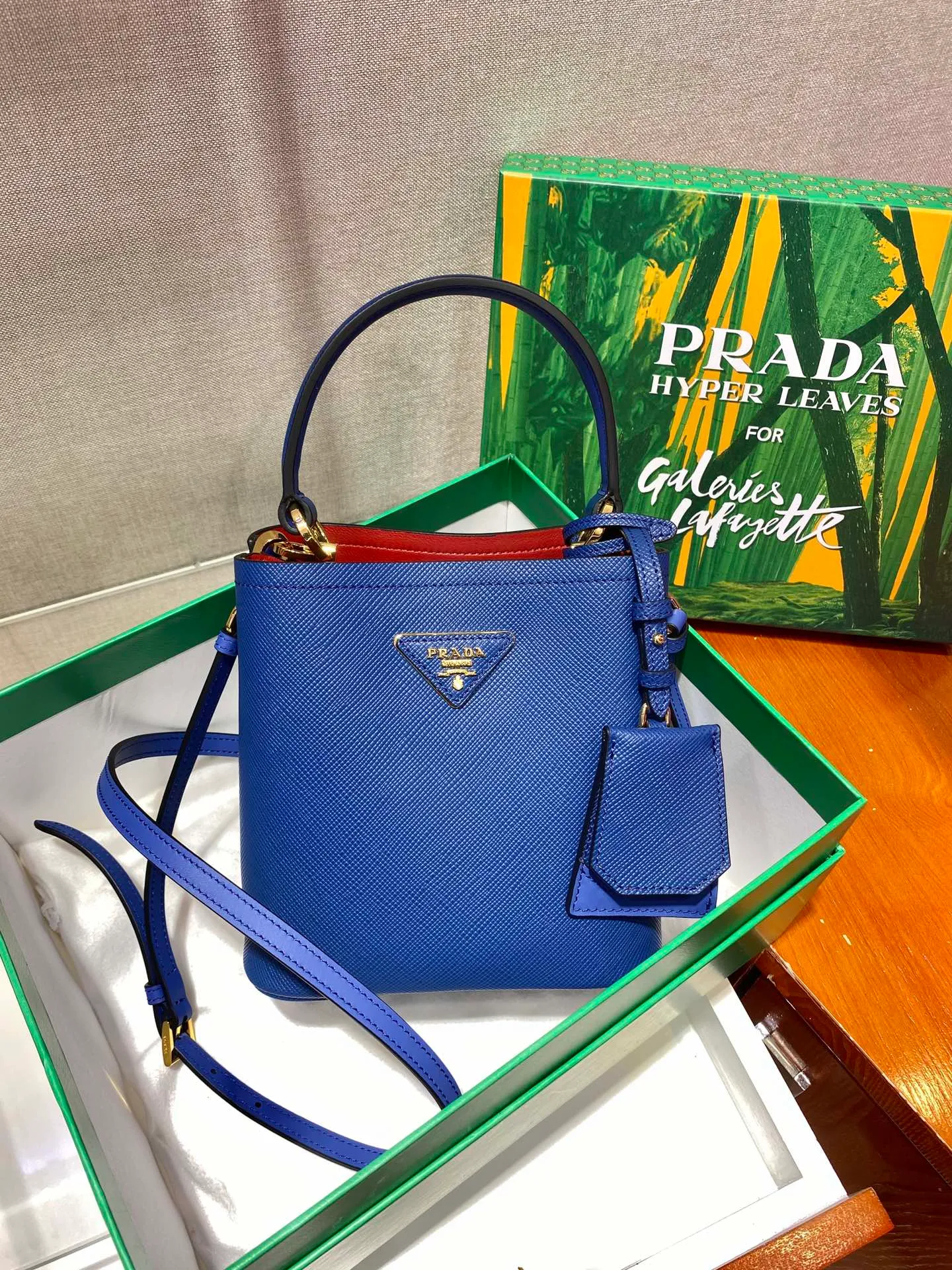 💰1700🔆Exclusive first launch🔆1BA217 mini size new color💋Original item🤙🤙Made of imported Saffiano leather material, removable shoulder strap, leather nameplate and metal logo complement each other. Leather-covered central pocket with magnetic buckle. Saffiano leather triangle logo. Contrast color nappa leather lining. This Double handbag has an elegant style, eye-catching and unique. It is also a popular style🙋🏻🙋🏻Length 17x Height 18X Bottom 10.5cm