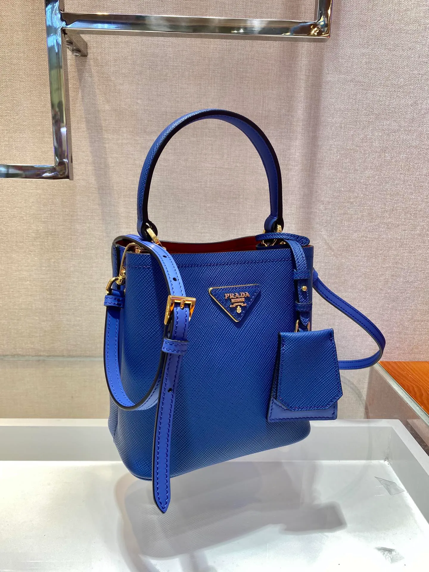 💰1700🔆Exclusive first launch🔆1BA217 mini size new color💋Original item🤙🤙Made of imported Saffiano leather material, removable shoulder strap, leather nameplate and metal logo complement each other. Leather-covered central pocket with magnetic buckle. Saffiano leather triangle logo. Contrast color nappa leather lining. This Double handbag has an elegant style, eye-catching and unique. It is also a popular style🙋🏻🙋🏻Length 17x Height 18X Bottom 10.5cm