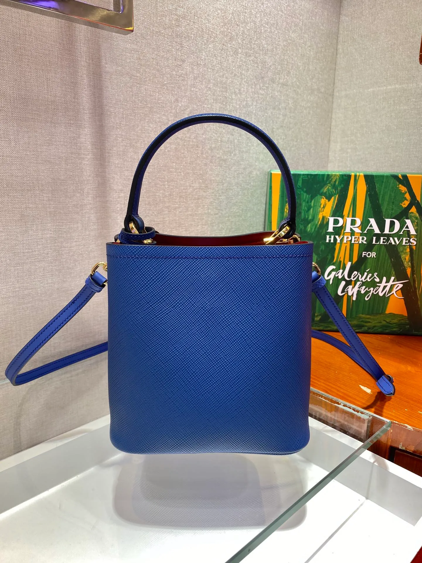 💰1700🔆Exclusive first launch🔆1BA217 mini size new color💋Original item🤙🤙Made of imported Saffiano leather material, removable shoulder strap, leather nameplate and metal logo complement each other. Leather-covered central pocket with magnetic buckle. Saffiano leather triangle logo. Contrast color nappa leather lining. This Double handbag has an elegant style, eye-catching and unique. It is also a popular style🙋🏻🙋🏻Length 17x Height 18X Bottom 10.5cm