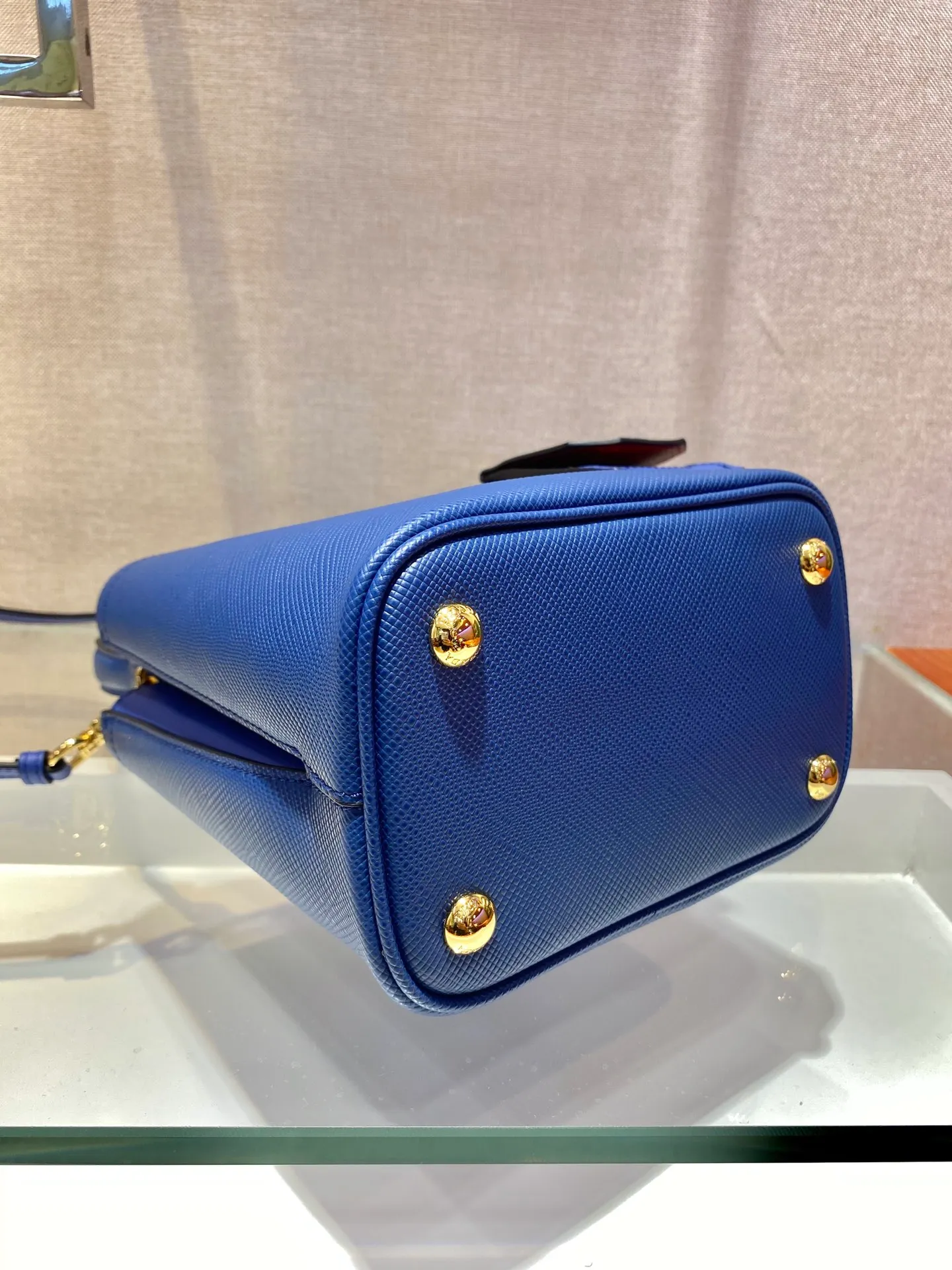 💰1700🔆Exclusive first launch🔆1BA217 mini size new color💋Original item🤙🤙Made of imported Saffiano leather material, removable shoulder strap, leather nameplate and metal logo complement each other. Leather-covered central pocket with magnetic buckle. Saffiano leather triangle logo. Contrast color nappa leather lining. This Double handbag has an elegant style, eye-catching and unique. It is also a popular style🙋🏻🙋🏻Length 17x Height 18X Bottom 10.5cm