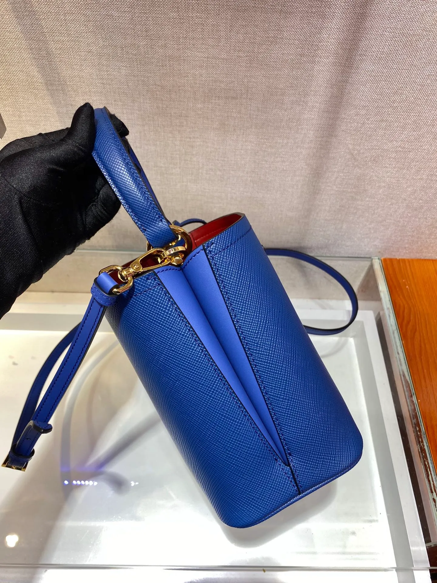 💰1700🔆Exclusive first launch🔆1BA217 mini size new color💋Original item🤙🤙Made of imported Saffiano leather material, removable shoulder strap, leather nameplate and metal logo complement each other. Leather-covered central pocket with magnetic buckle. Saffiano leather triangle logo. Contrast color nappa leather lining. This Double handbag has an elegant style, eye-catching and unique. It is also a popular style🙋🏻🙋🏻Length 17x Height 18X Bottom 10.5cm