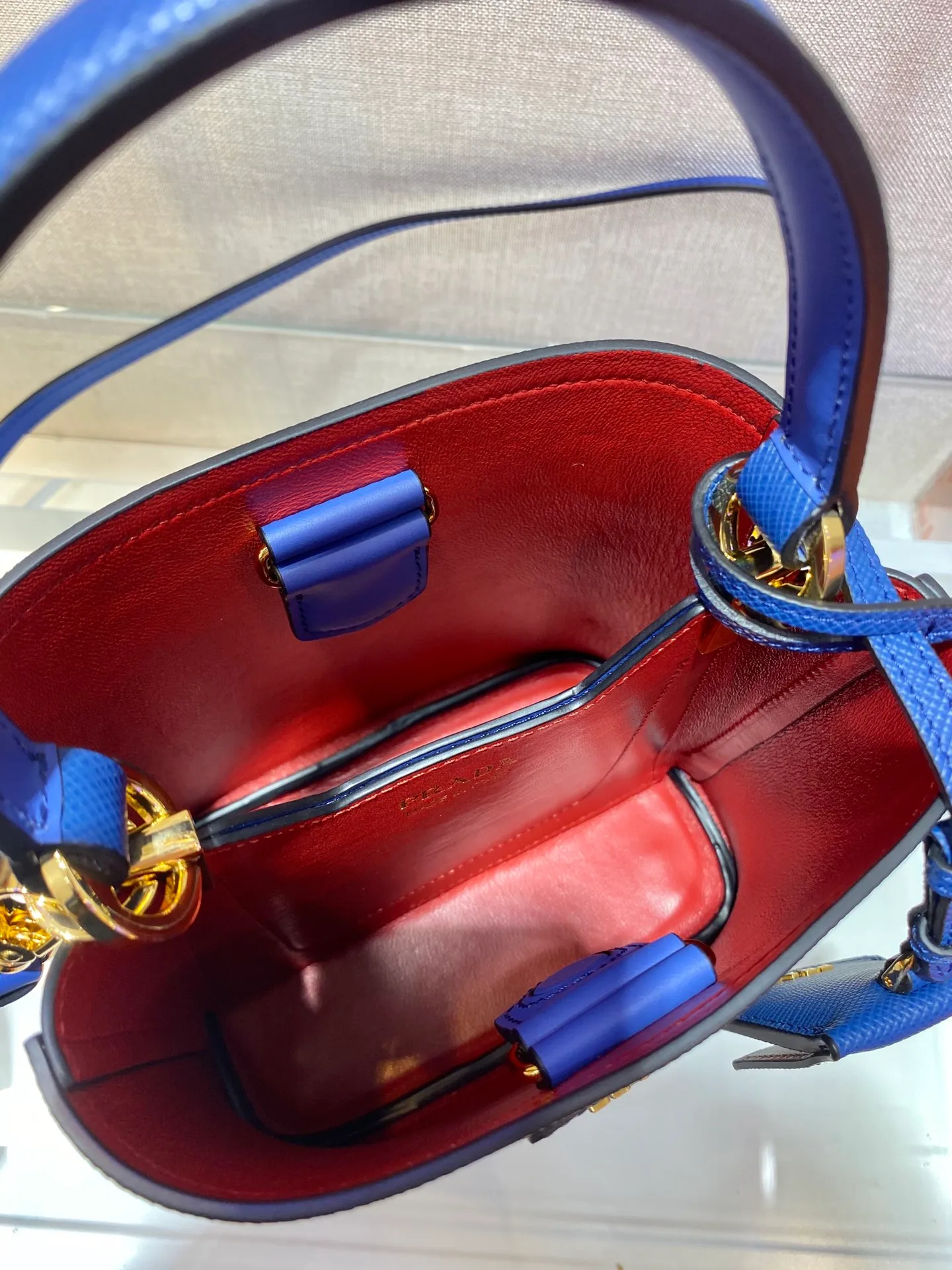 💰1700🔆Exclusive first launch🔆1BA217 mini size new color💋Original item🤙🤙Made of imported Saffiano leather material, removable shoulder strap, leather nameplate and metal logo complement each other. Leather-covered central pocket with magnetic buckle. Saffiano leather triangle logo. Contrast color nappa leather lining. This Double handbag has an elegant style, eye-catching and unique. It is also a popular style🙋🏻🙋🏻Length 17x Height 18X Bottom 10.5cm