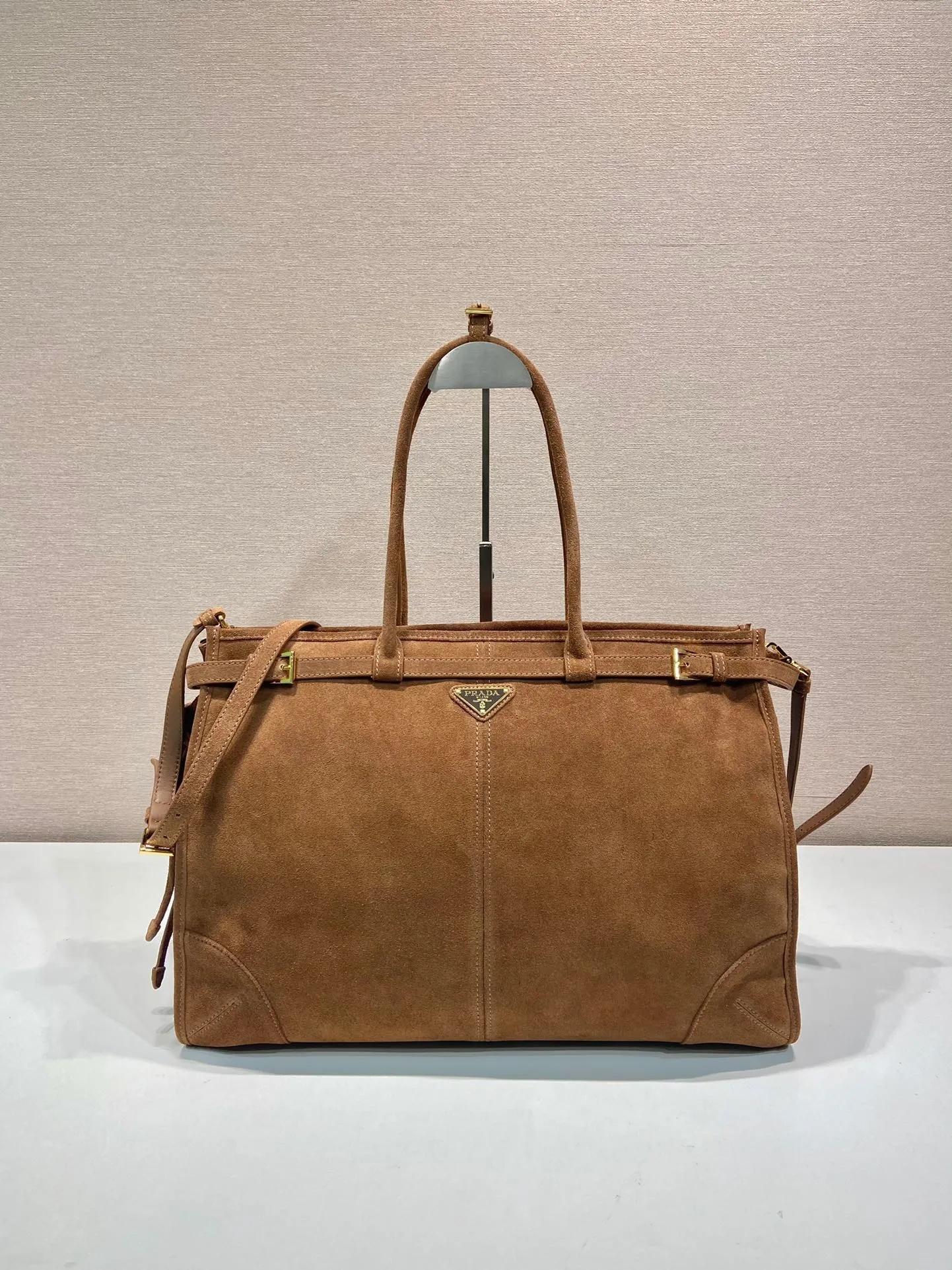💰1800🎉LusSolf Suede🎉1BA439 Extra Large🎉🎉 This hand-held crossbody bag is made of imported suede (nubuck leather). The classic color exudes a classic atmosphere. It is equipped with a detachable and adjustable long shoulder strap, which is convenient for matching on different occasions. It has a very large capacity and is easy to use. It is definitely a must-have for fashionistas. Hurry up and take this retro-style handbag home! Length 42x Height 30x Bottom 12cm🎉🎉🎉👏👏👏