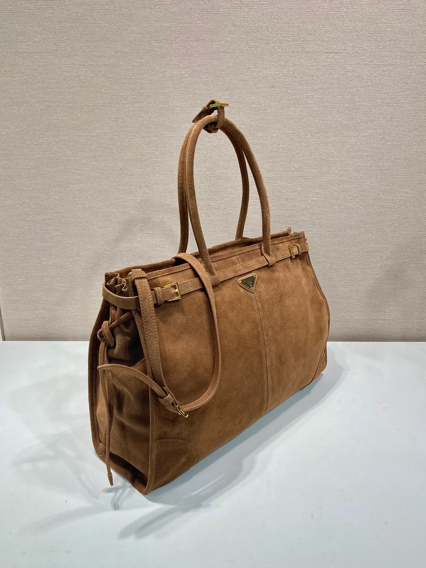 💰1800🎉LusSolf Suede🎉1BA439 Extra Large🎉🎉 This hand-held crossbody bag is made of imported suede (nubuck leather). The classic color exudes a classic atmosphere. It is equipped with a detachable and adjustable long shoulder strap, which is convenient for matching on different occasions. It has a very large capacity and is easy to use. It is definitely a must-have for fashionistas. Hurry up and take this retro-style handbag home! Length 42x Height 30x Bottom 12cm🎉🎉🎉👏👏👏