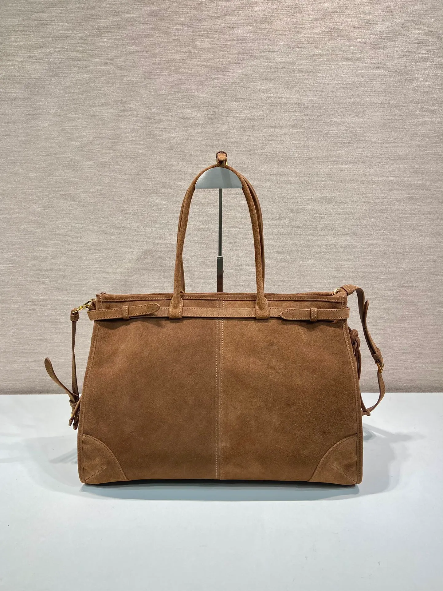 💰1800🎉LusSolf Suede🎉1BA439 Extra Large🎉🎉 This hand-held crossbody bag is made of imported suede (nubuck leather). The classic color exudes a classic atmosphere. It is equipped with a detachable and adjustable long shoulder strap, which is convenient for matching on different occasions. It has a very large capacity and is easy to use. It is definitely a must-have for fashionistas. Hurry up and take this retro-style handbag home! Length 42x Height 30x Bottom 12cm🎉🎉🎉👏👏👏