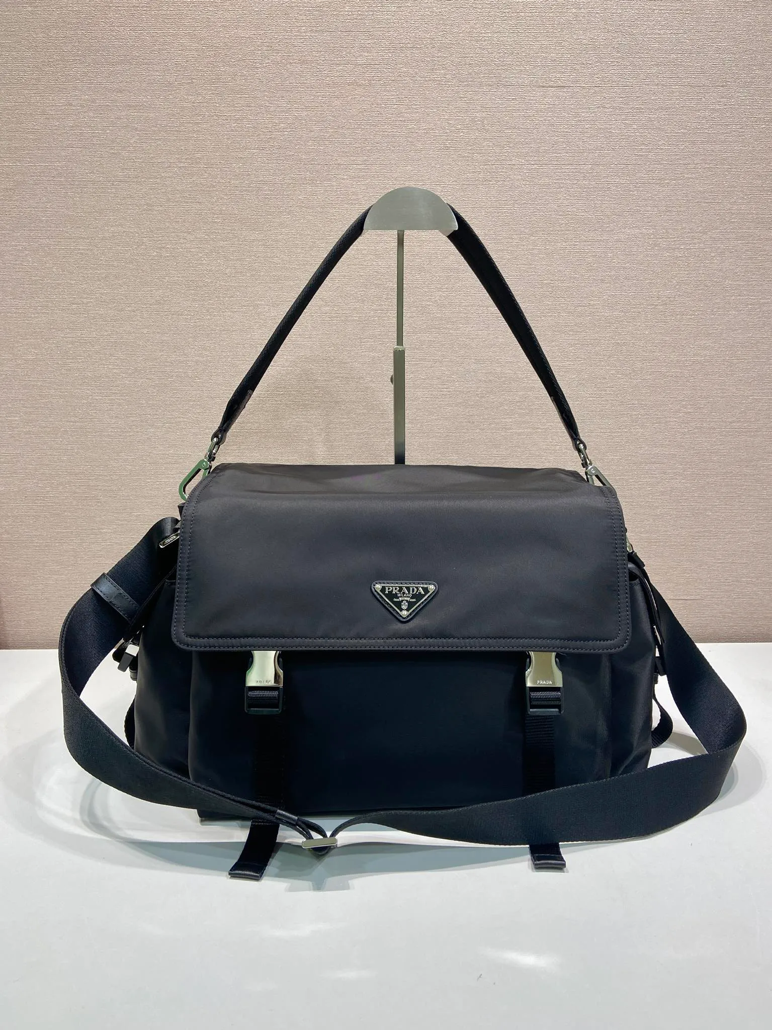 💰1320🎉New Arrival Mail Bag🎉2VD082🎉🎉 This Explore handbag perfectly combines elegance and functionality, with soft lines and multiple pockets. The clamshell design is designed for urban exploration and outdoor adventures, and features a shoulder strap and removable handle for multiple ways of carrying. The combination of regenerated nylon and leather reflects the duality of the design, blending technical details with refined elements. It has a large capacity and is a popular model that will never go out of style. Hurry up and get it🎉🎉 Length 42x Height 22x Bottom 20cm🎉🎉🎉💰💰💰