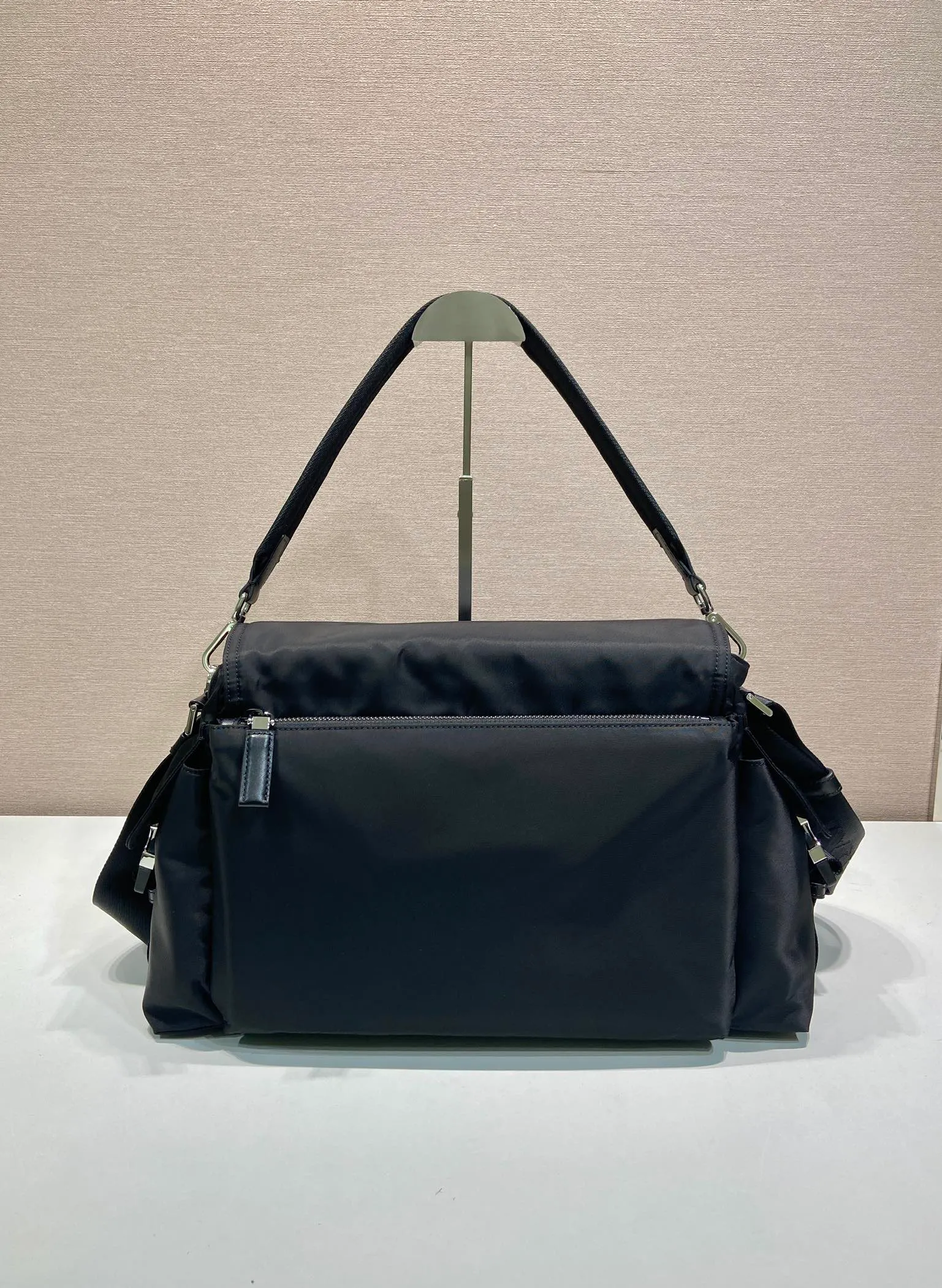 💰1320🎉New Arrival Mail Bag🎉2VD082🎉🎉 This Explore handbag perfectly combines elegance and functionality, with soft lines and multiple pockets. The clamshell design is designed for urban exploration and outdoor adventures, and features a shoulder strap and removable handle for multiple ways of carrying. The combination of regenerated nylon and leather reflects the duality of the design, blending technical details with refined elements. It has a large capacity and is a popular model that will never go out of style. Hurry up and get it🎉🎉 Length 42x Height 22x Bottom 20cm🎉🎉🎉💰💰💰